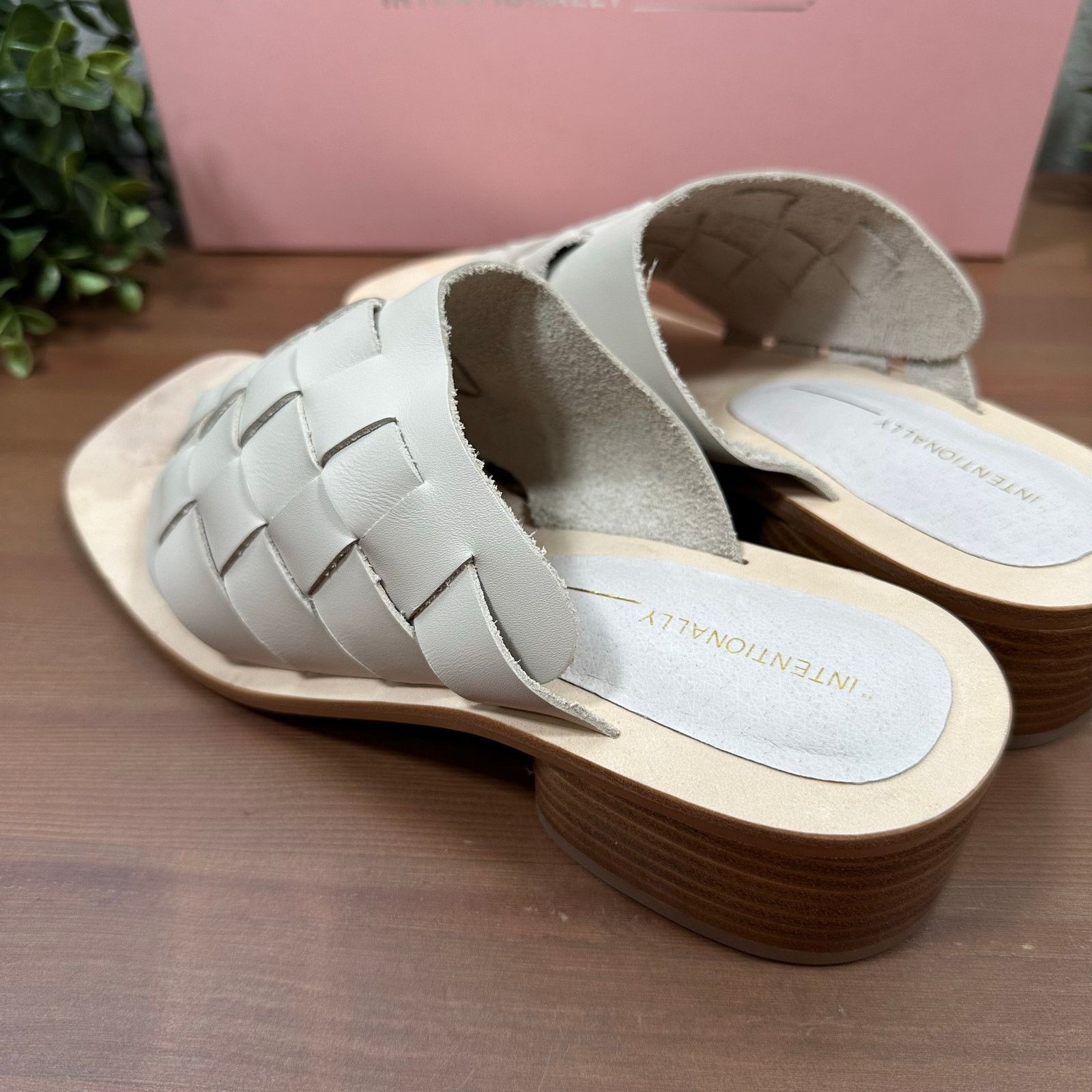 INTENTIONALLY BLANK INTENTIONALLY BLANK Kelly Woven Leather Sandals Cream Size 8 Size US 8 / IT 38 - 6 Thumbnail