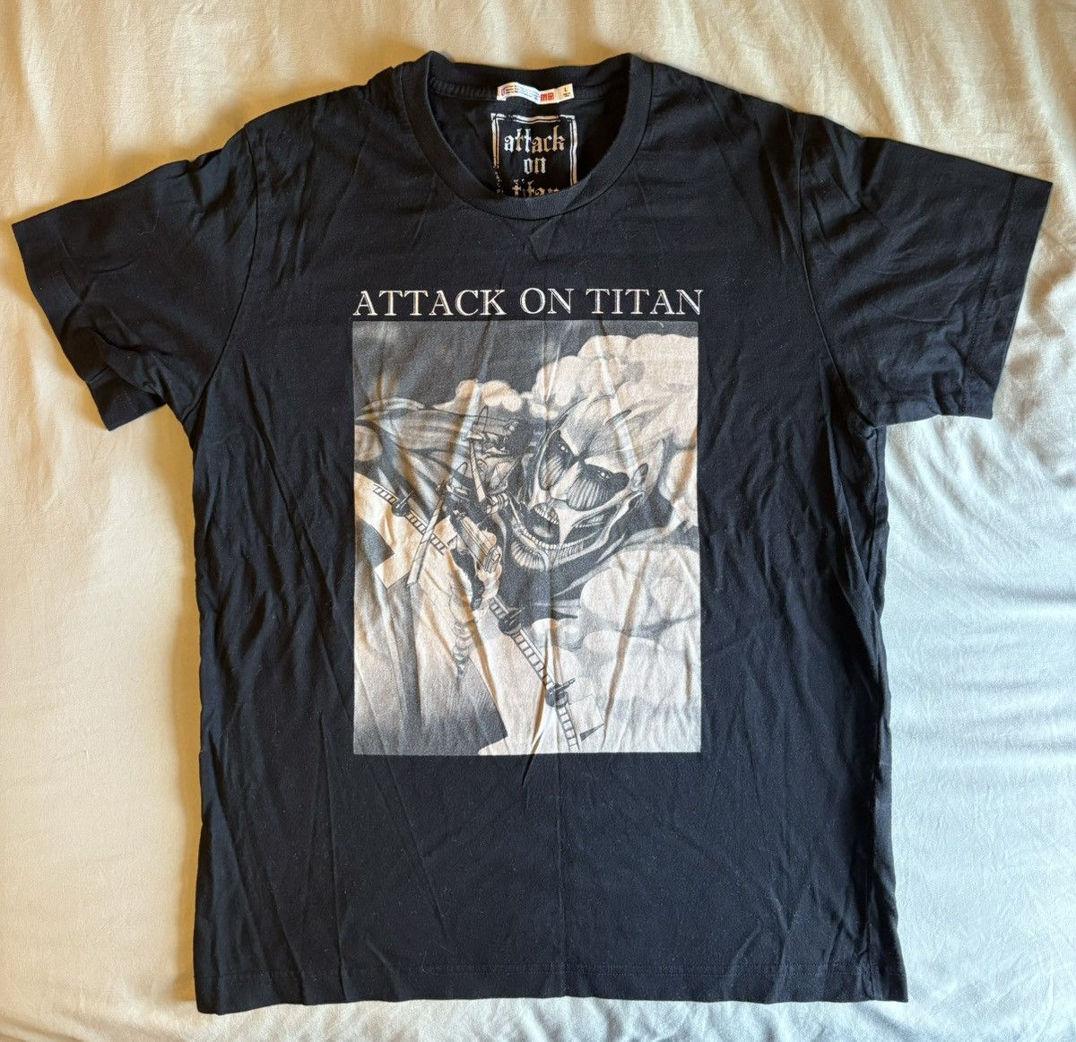 Uniqlo Attack on titan tee Size US L / EU 52-54 / 3 - 1 Thumbnail