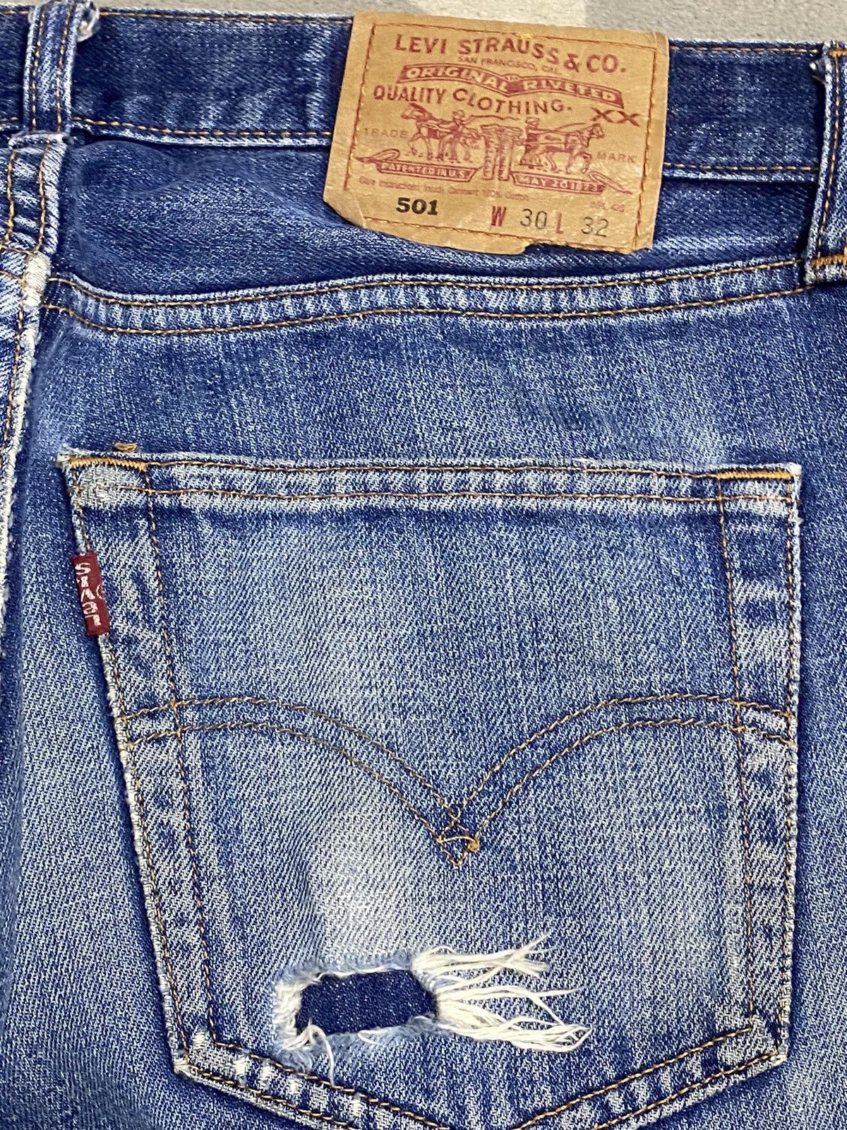 Levi's Vintage Clothing Vintage Levis 501 Y2K Blue Wash Distressed Jeans Size US 31 - 8 Thumbnail