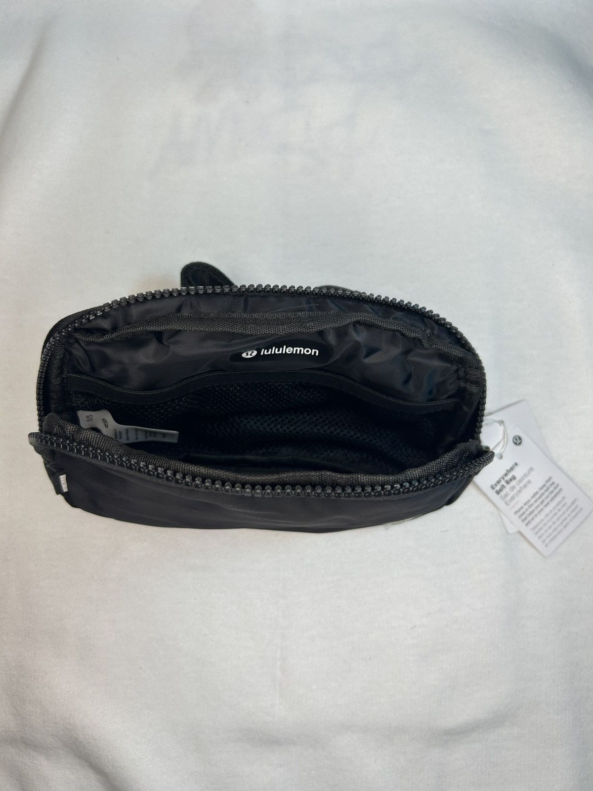 Lululemon New Lululemon Everywhere Belt Bag Color:Black/Size IL Size ONE SIZE - 2 Thumbnail