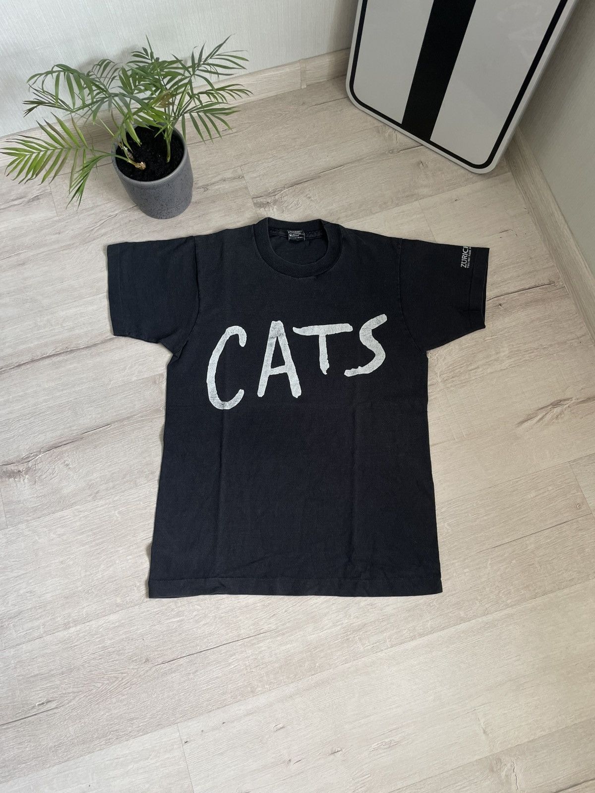 Band Tees Vintage 1981 The Cats Rock Band T-shirt Zurich Hard Metal Size US M / EU 48-50 / 2 - 1 Thumbnail