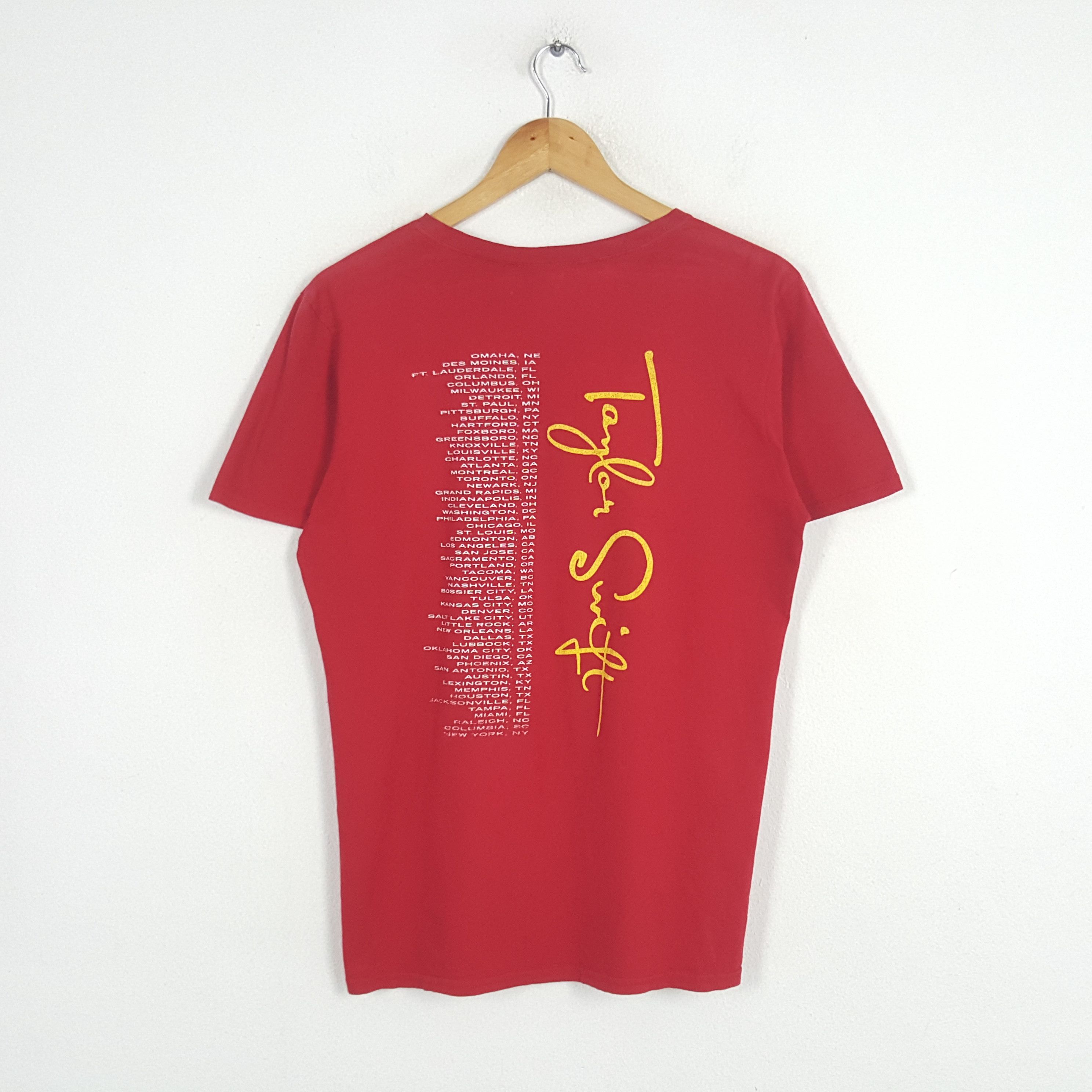 Band Tees × Vintage Vintage Taylor Swift American Singer Songwriter Tour Tees Size US M / EU 48-50 / 2 - 3 Thumbnail