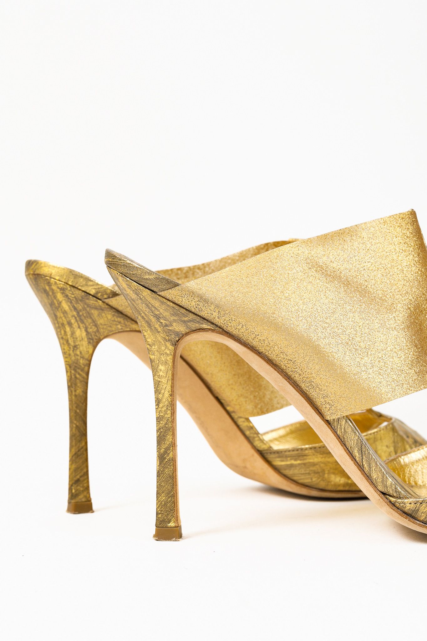 Manolo Blahnik Manolo Blahnik Rip Brushed Gold Slide On T-Vamp Heel Sandals Size US 8 / IT 38 - 8 Thumbnail