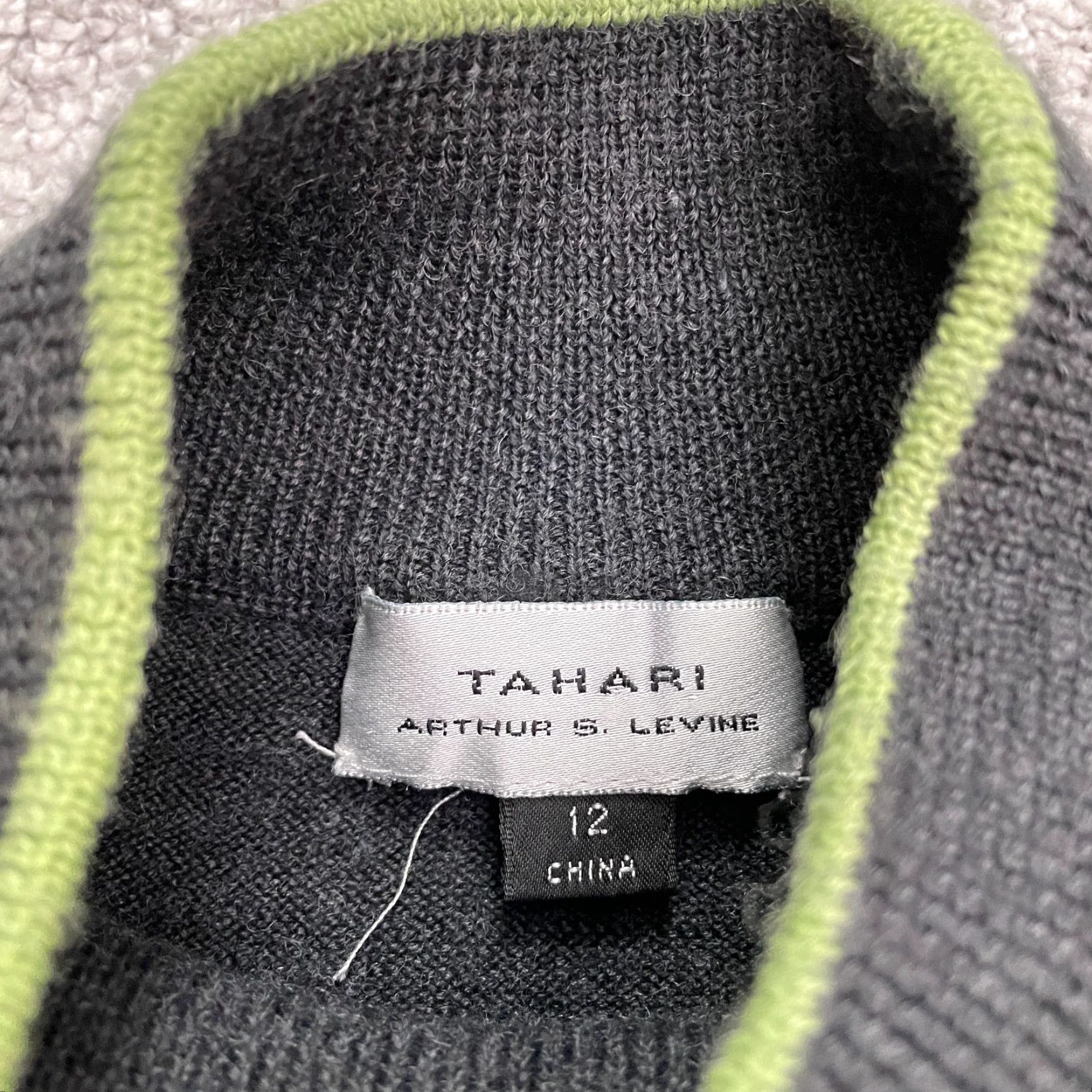 Vintage Tahari Short Sleeve Sweater Juniors 12 Gray Argyle Mock Neck Women Knit Pullover All Seasons Casual 12 Tahari Women Size XL / US 12-14 / IT 48-50 - 3 Thumbnail