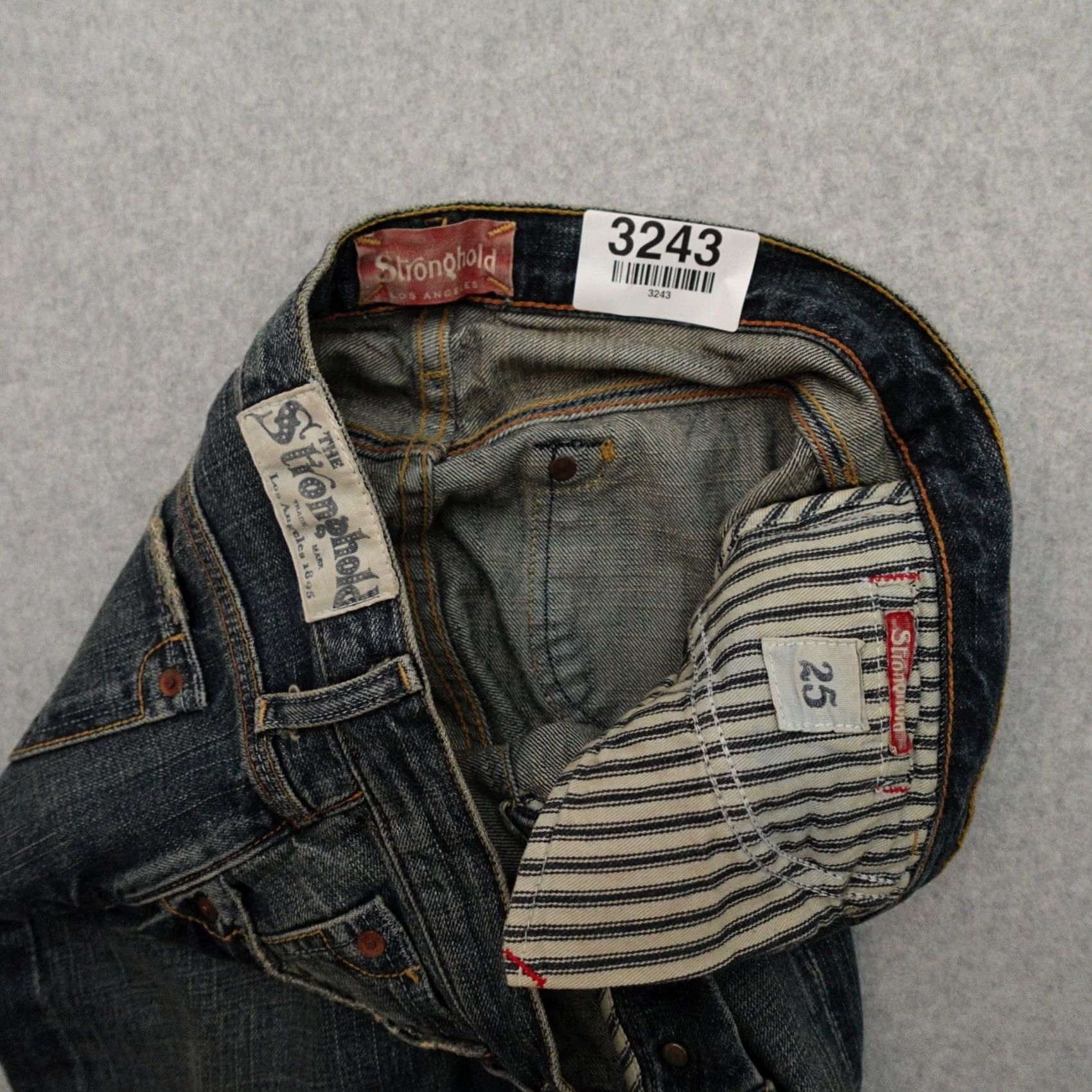 Vintage Stronghold Jeans Womens 25x25 Denim Button Fly Selvage Made In USA Blue 25x25 USA Selvage Jeans Womens size 25x25 Distressed? Size 42" / US 20 - 3 Thumbnail