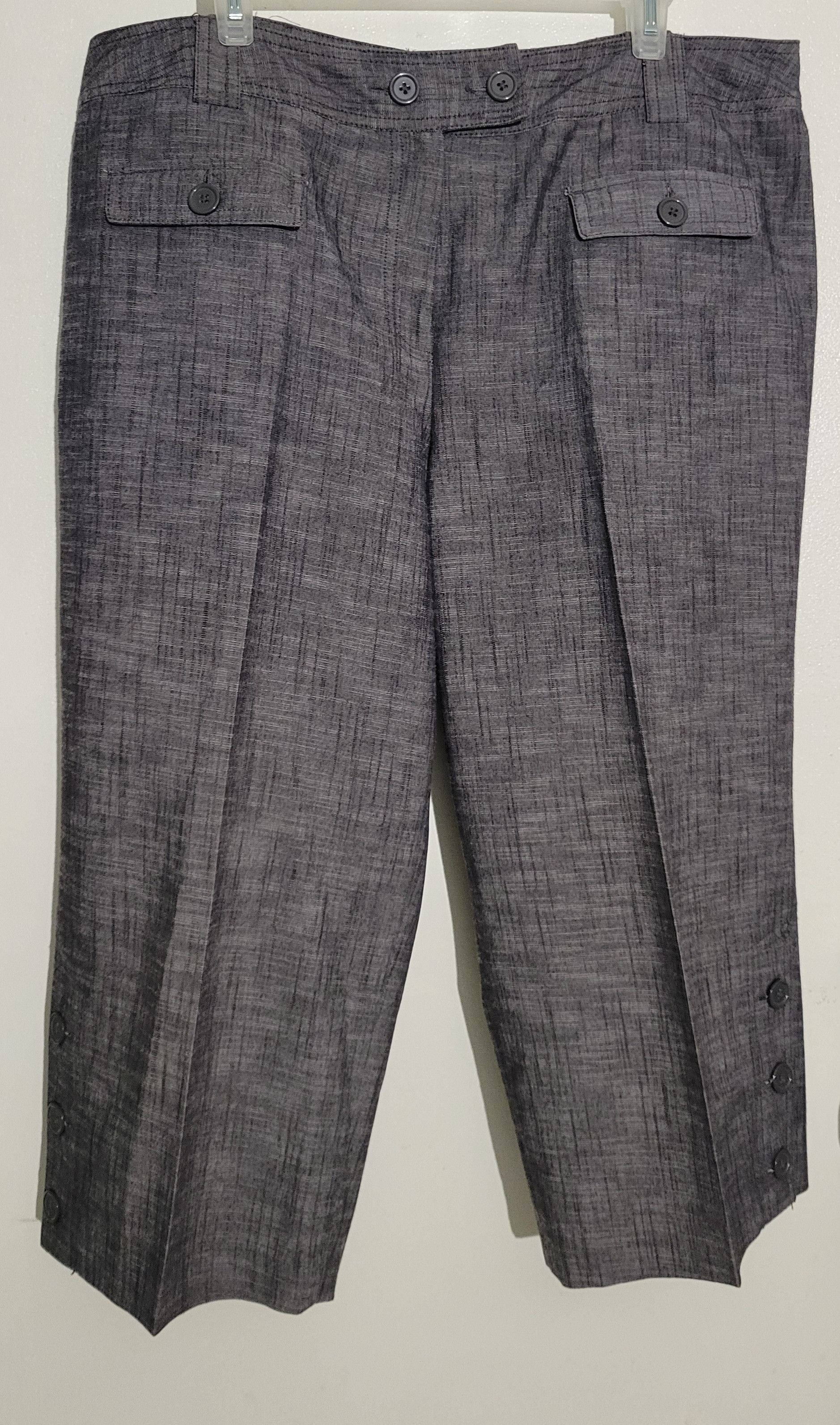 Other Larry Levine Woman Stretch Cropped Pants Grey Capri Pants Size 40" / US 18 - 1 Thumbnail