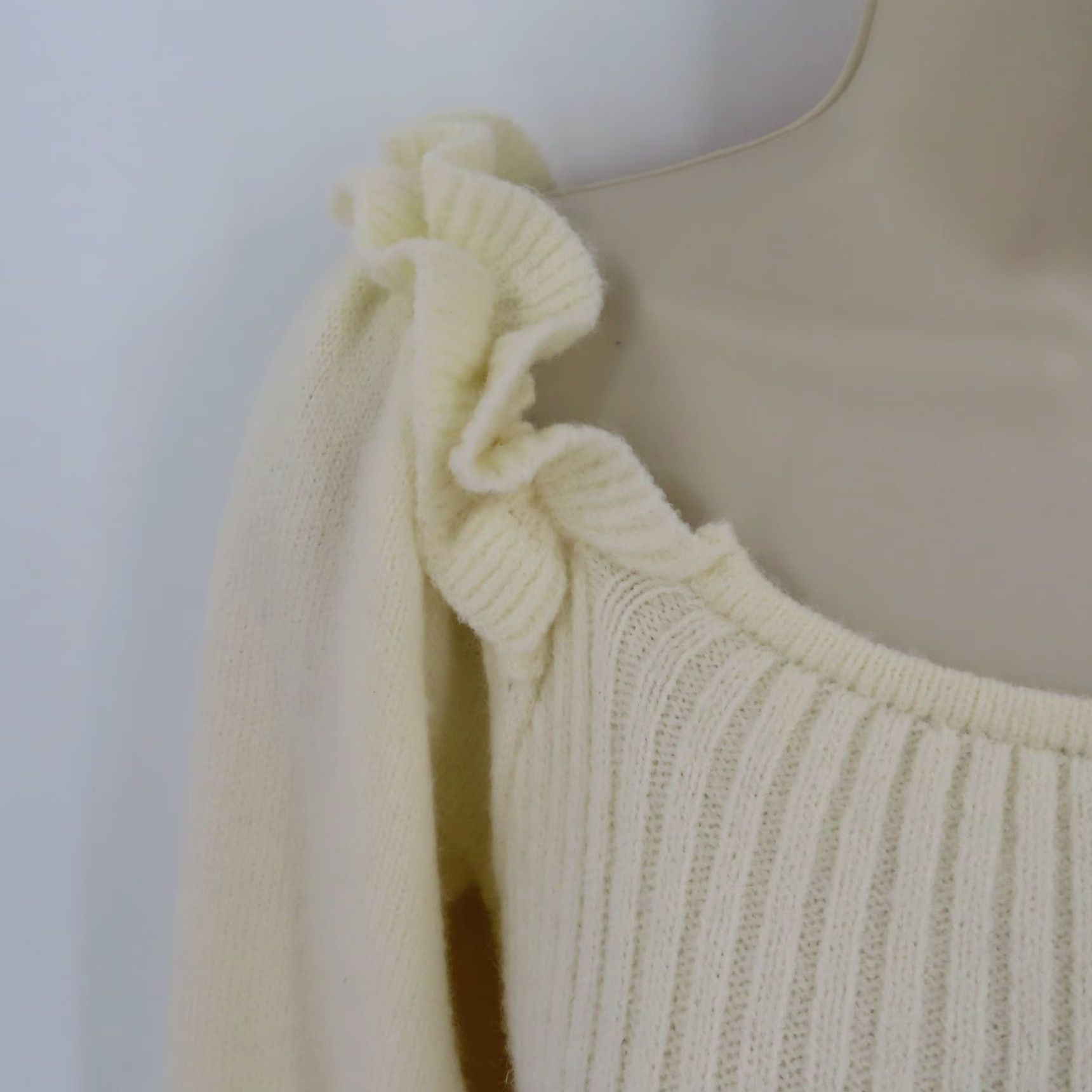 Vintage Lucca Women Small Cream Knit Off The Shoulder Ruffle Pullover Sweater Shirt Top Size S / US 4 / IT 40 - 3 Thumbnail