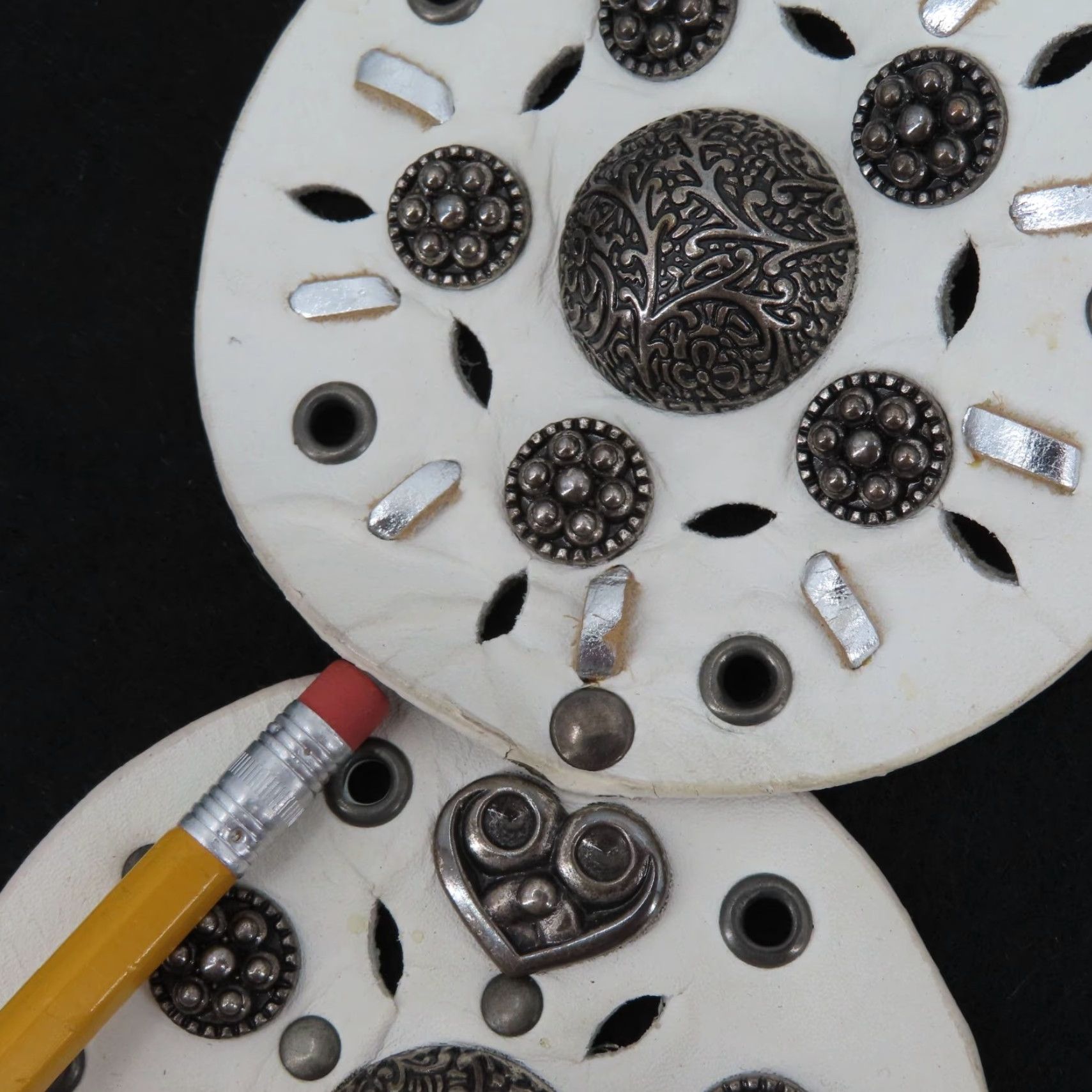 Vintage VINTAGE Womens One Size White Leather Silver Tone Metal Studded Medallion Belt Boho Size ONE SIZE - 6 Thumbnail