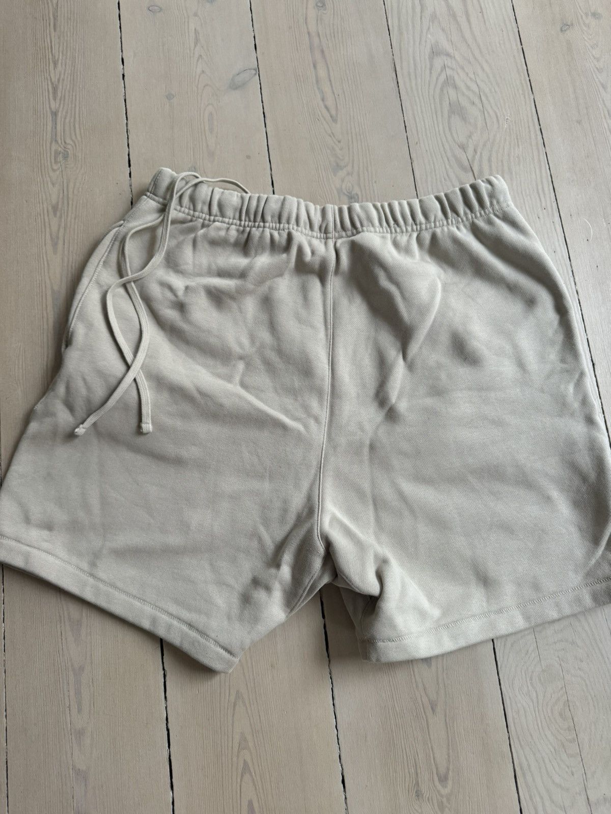 Fear of god essential shorts wheat