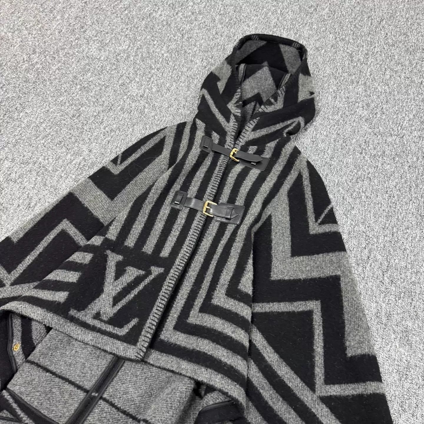 Louis Vuitton Louis Vuitton Cashmere Geometric Big Logo Cape 36 99 New Size XS / US 0-2 / IT 36-38 - 4 Thumbnail