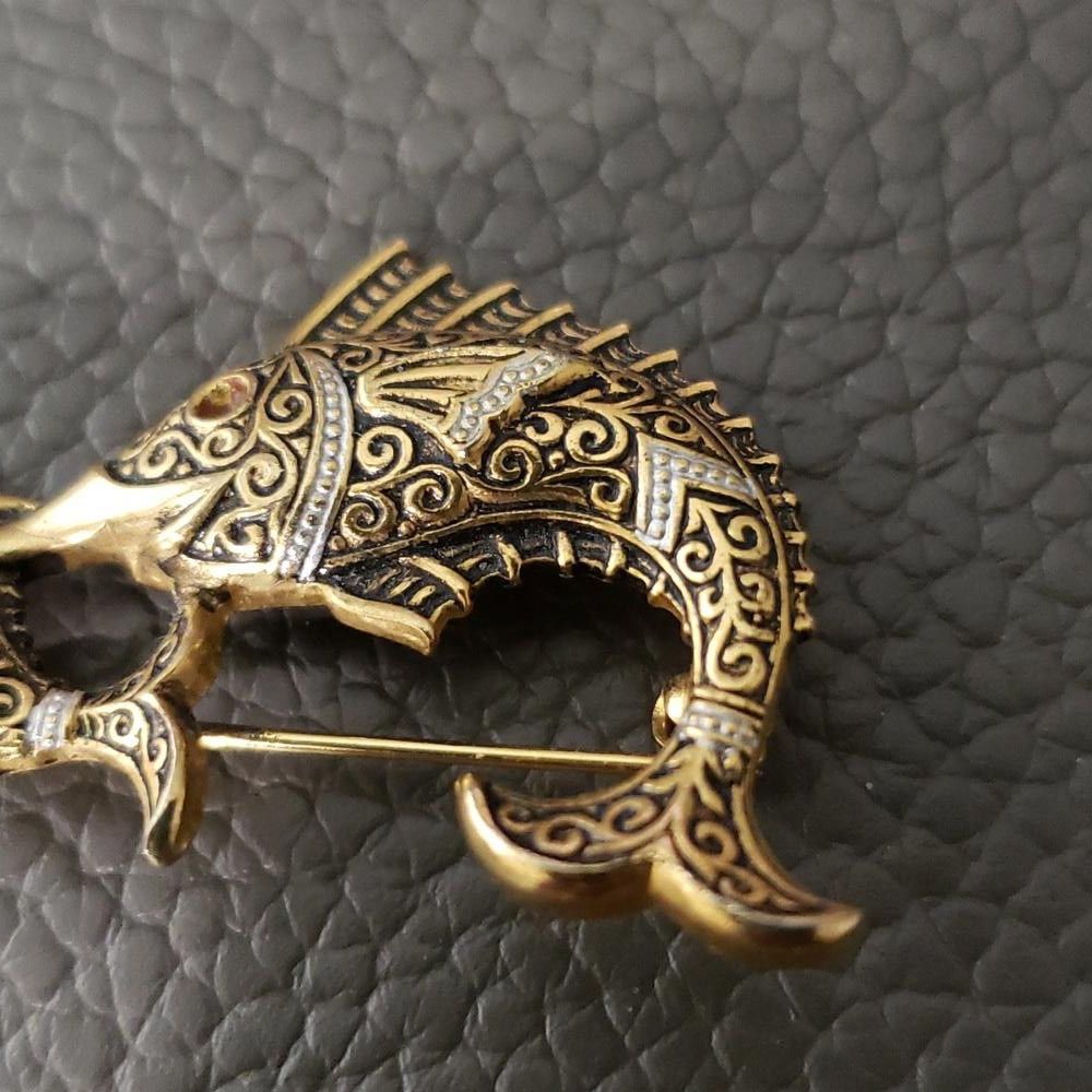 Designer Vintage Damascene Brooch Swordfish spearing Small Fish Size ONE SIZE - 3 Thumbnail