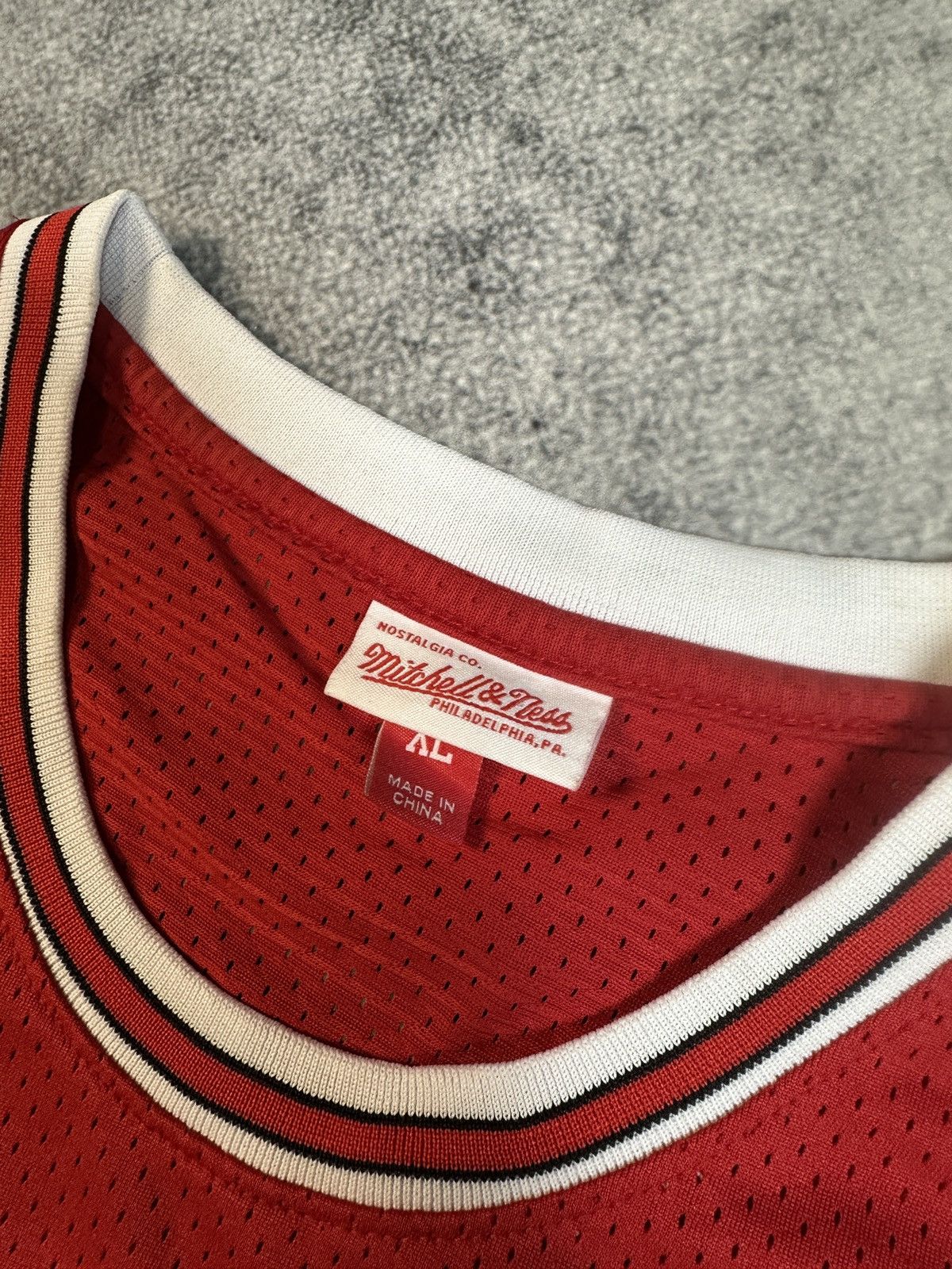 NBA Vintage Nike Chicago Bulls Pippen 33 NBA Basketball Jersey Size US XL / EU 56 / 4 - 4 Thumbnail