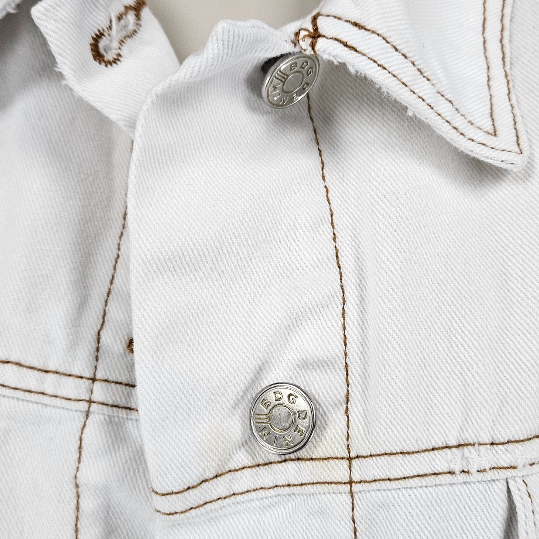 Bdg BDG Jacket Women's Denim White 100% Cotton Oversized Buttoned Distressed Large L 90s Fringe Pockets Collared Short Length Casual Chic Size 36" / US 14 / IT 50 - 7 Thumbnail