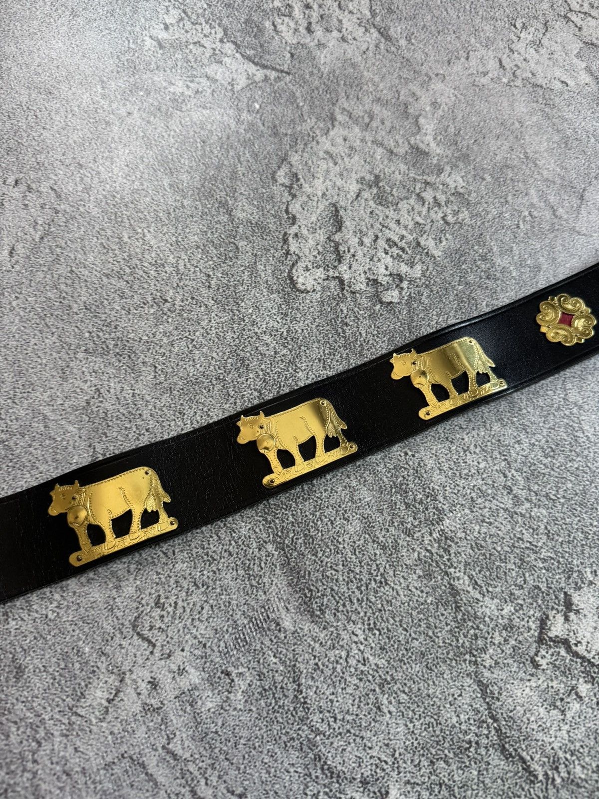 Etro 90s Retro vintage leather belt iconic cows 🐄 metal details Size ONE SIZE - 9 Thumbnail