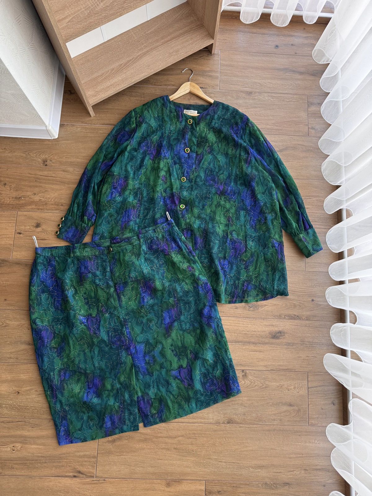 Givenchy × Vintage Vintage Givenchy En Plus Luxury Light Green Top Skirt Set Size 30" / US 8 / IT 44 - 1 Thumbnail