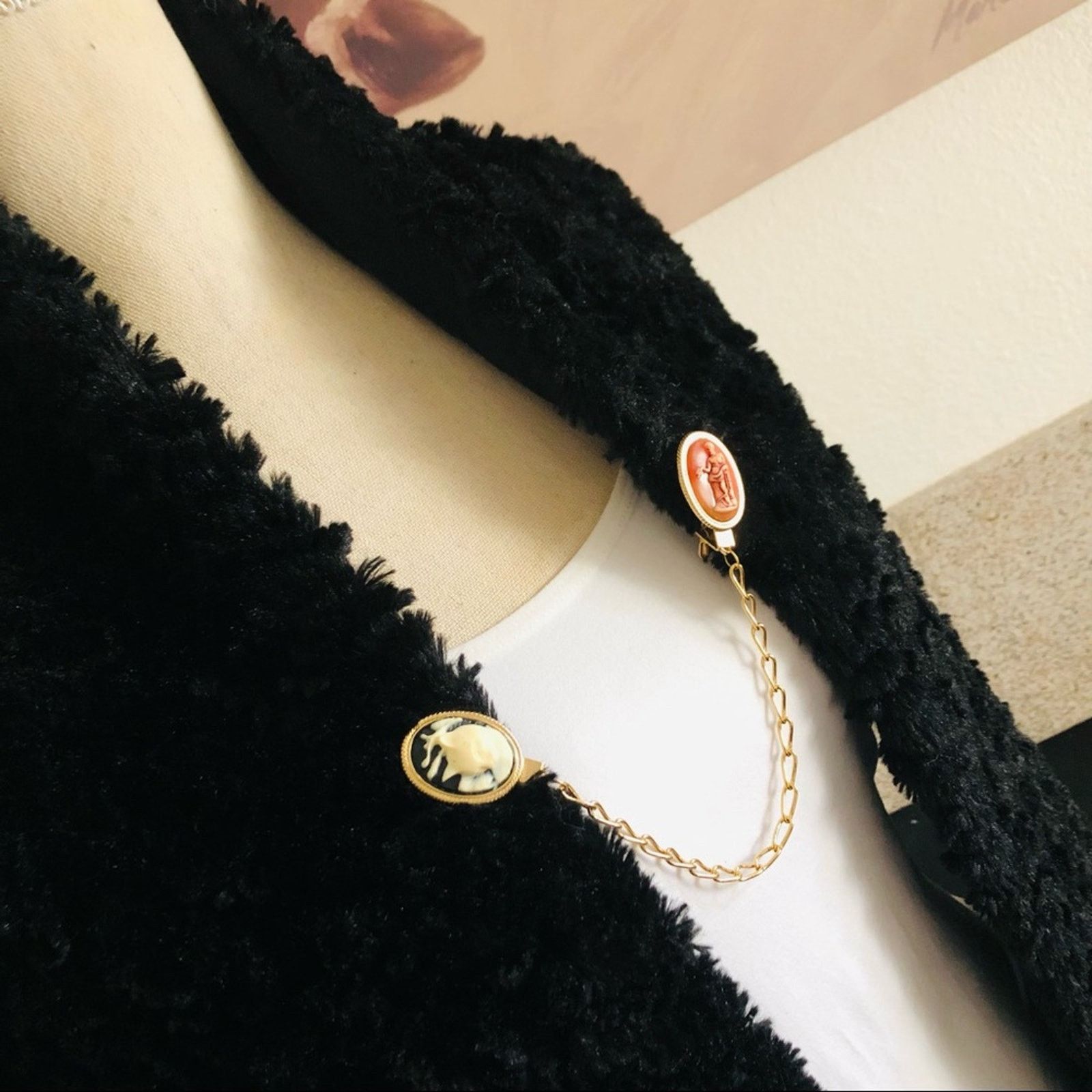 Vintage Vintage repurpose cameo scarf clothing clips with chain Size ONE SIZE - 2 Thumbnail