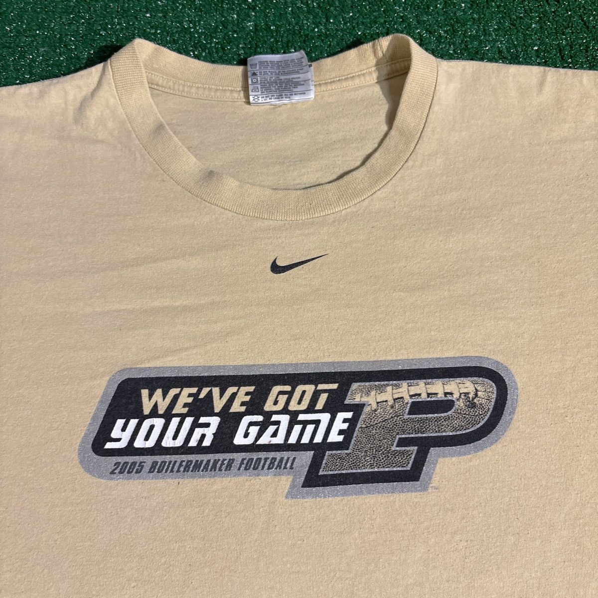 Nike Vintage 2005 Nike Center Swoosh Purdue Football Tee Size XL Size US XL / EU 56 / 4 - 2 Thumbnail