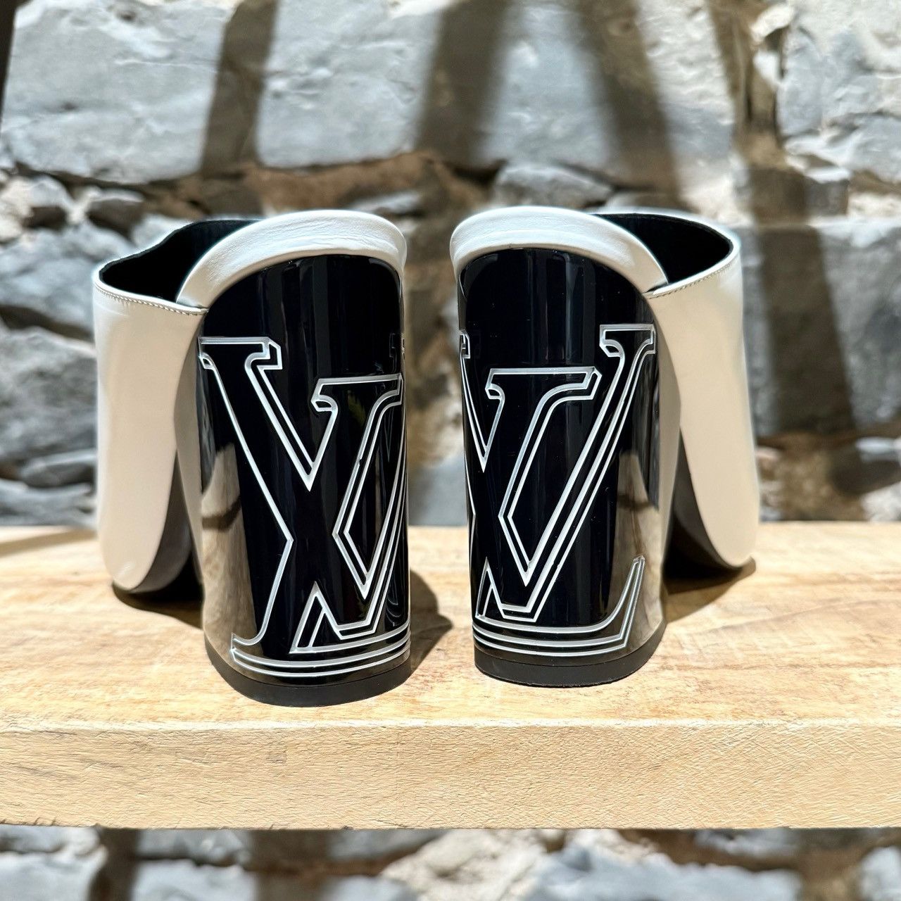 Louis Vuitton Louis Vuitton White Leather Topmost LV Logo Heeled Mules Size US 9 / IT 39 - 10 Thumbnail