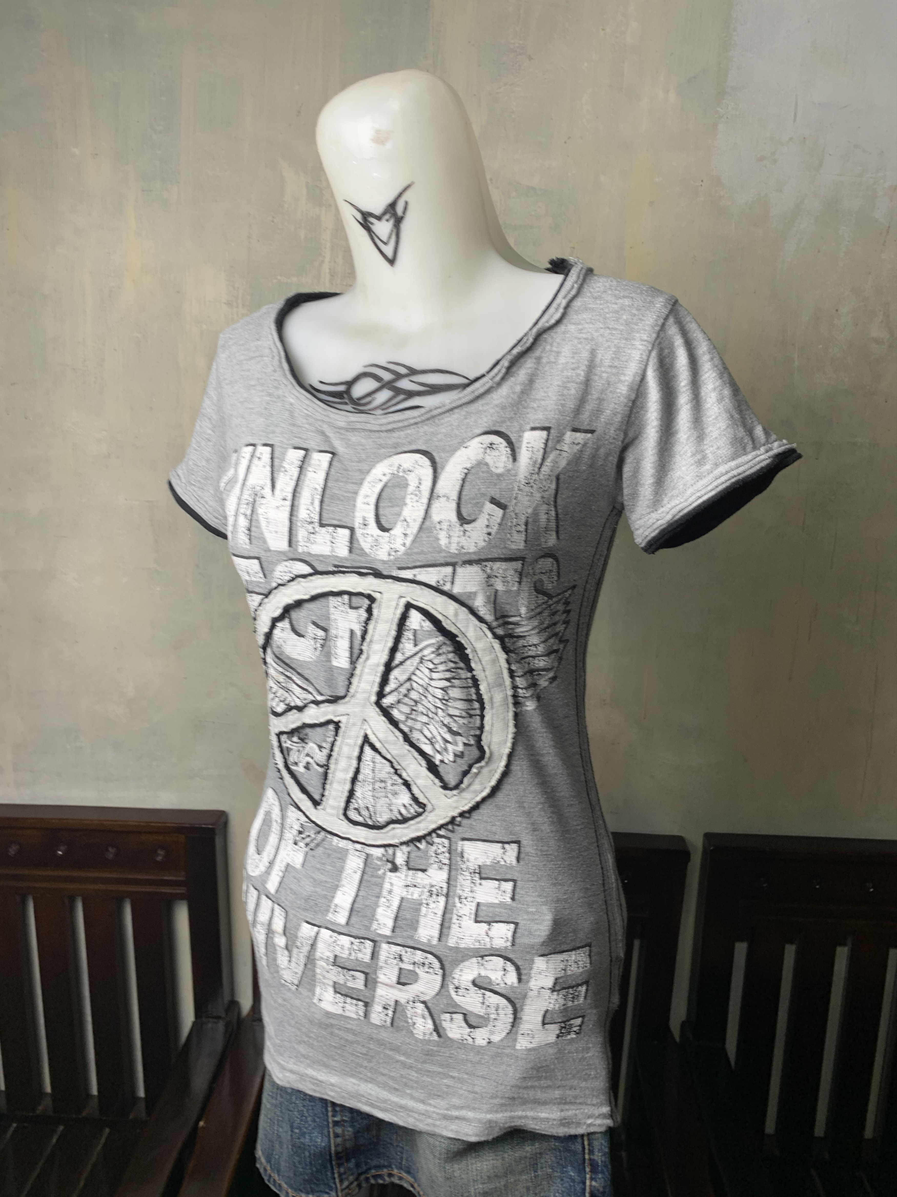 Japanese Brand 2000s Sweet Agnes Gray Peace Quotes Tee (S) Size S / US 4 / IT 40 - 2 Thumbnail