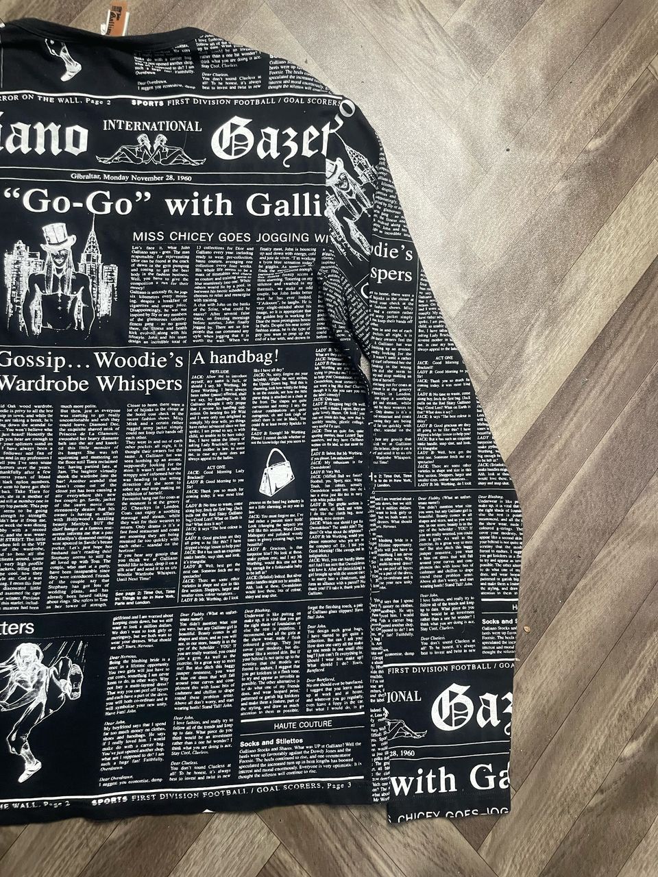 Designer × John Galliano JOHN GALLIANO news paper Fullprint Tee Size XS / US 0-2 / IT 36-38 - 10 Thumbnail