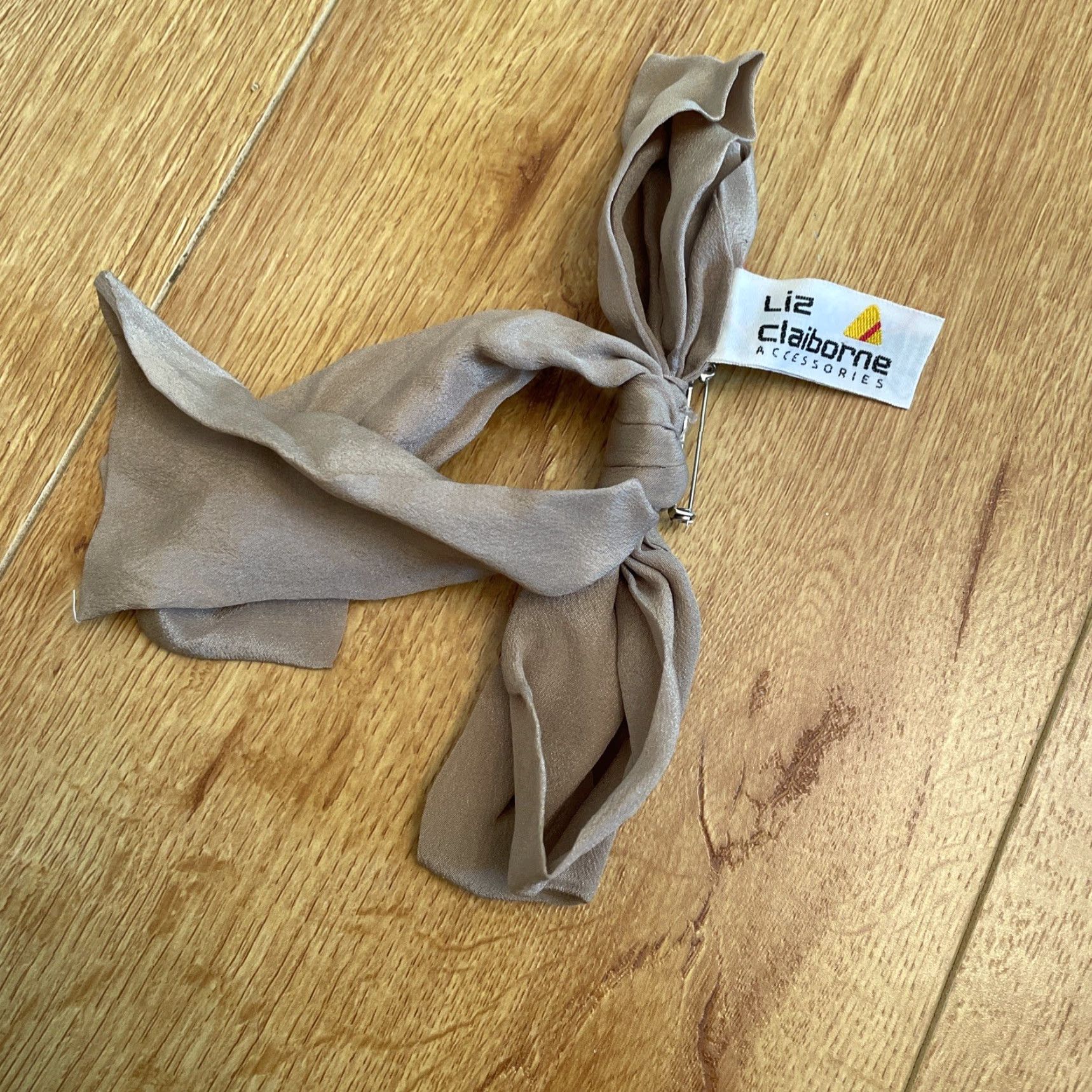Liz Claiborne VINTAGE Liz Claiborne Silk Neck Bow Tie Pin Brooch Collar Accessories Preppy Women's Bow Pin Beige 90s Designer Multifunctional Size ONE SIZE - 7 Thumbnail