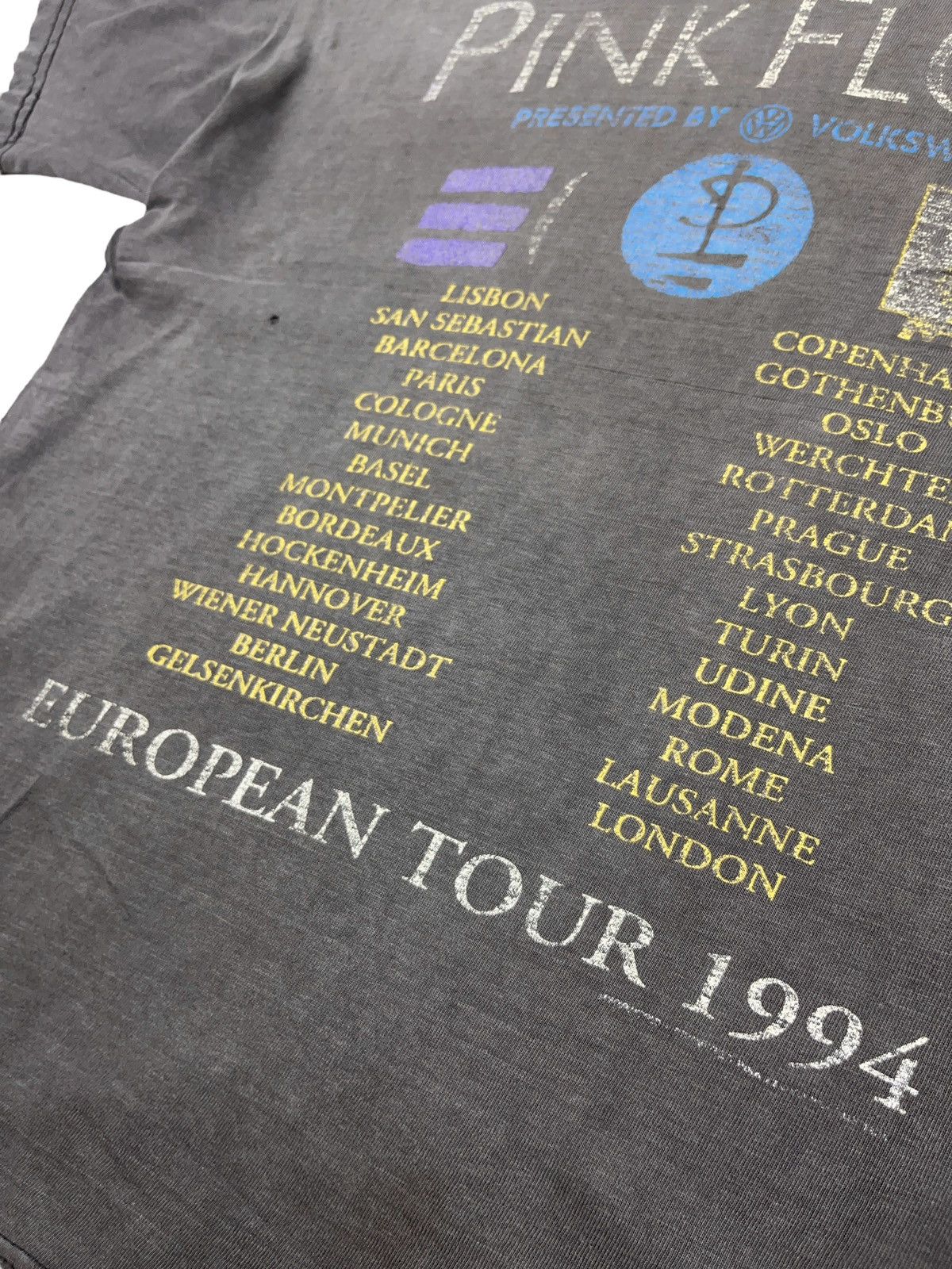 Pink Floyd Vintage 1994 Pink Floyd The Division Bell Distressed T-shirt Size US L / EU 52-54 / 3 - 16 Thumbnail