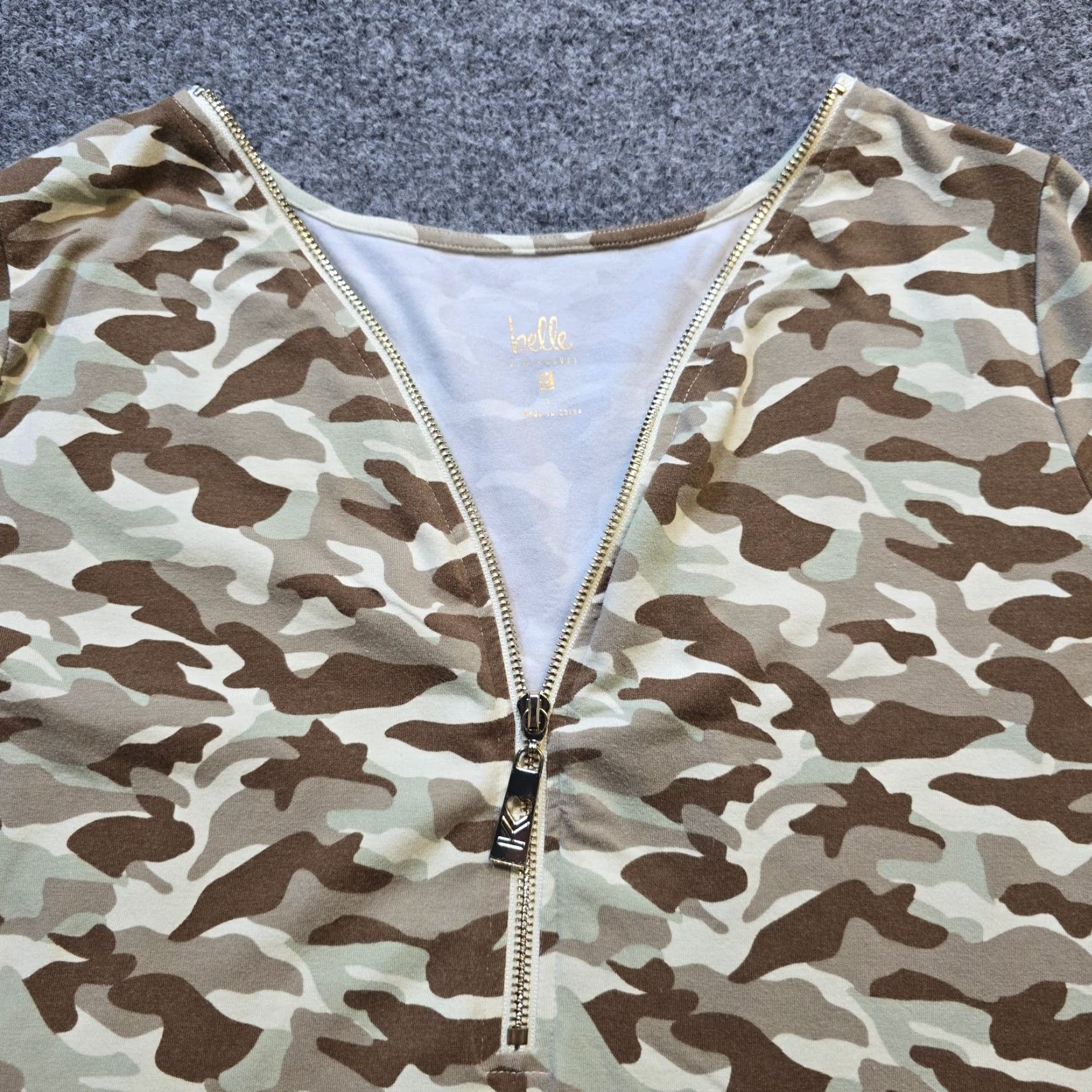 Vintage Belle Kim Gravel Top Women Large Green Brown Camo Stretchy Shirt V Neck Capsule Shirt Green Women L Camouflage V-Neck Zipper Size L / US 10 / IT 46 - 2 Thumbnail