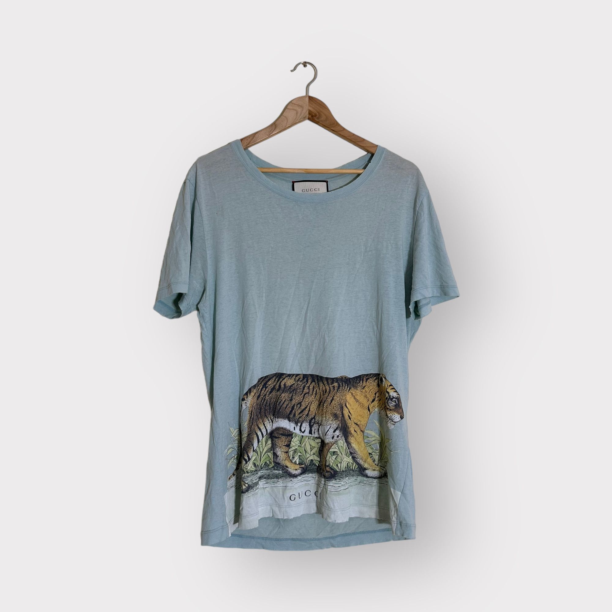 Image of Gucci T-Shirt Distressed Tiger Logo Light Blue, Men's (Size Small)