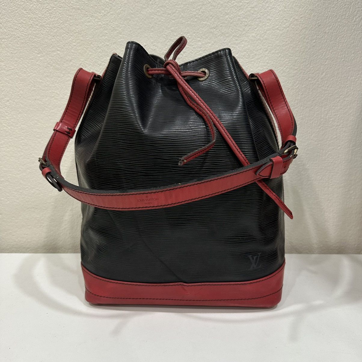 Louis Vuitton ‼️LD‼️LOUIS VUITTON LARGE NOE BICOLOR EPI LEATHER SHOULDER BAG Size ONE SIZE - 2 Thumbnail
