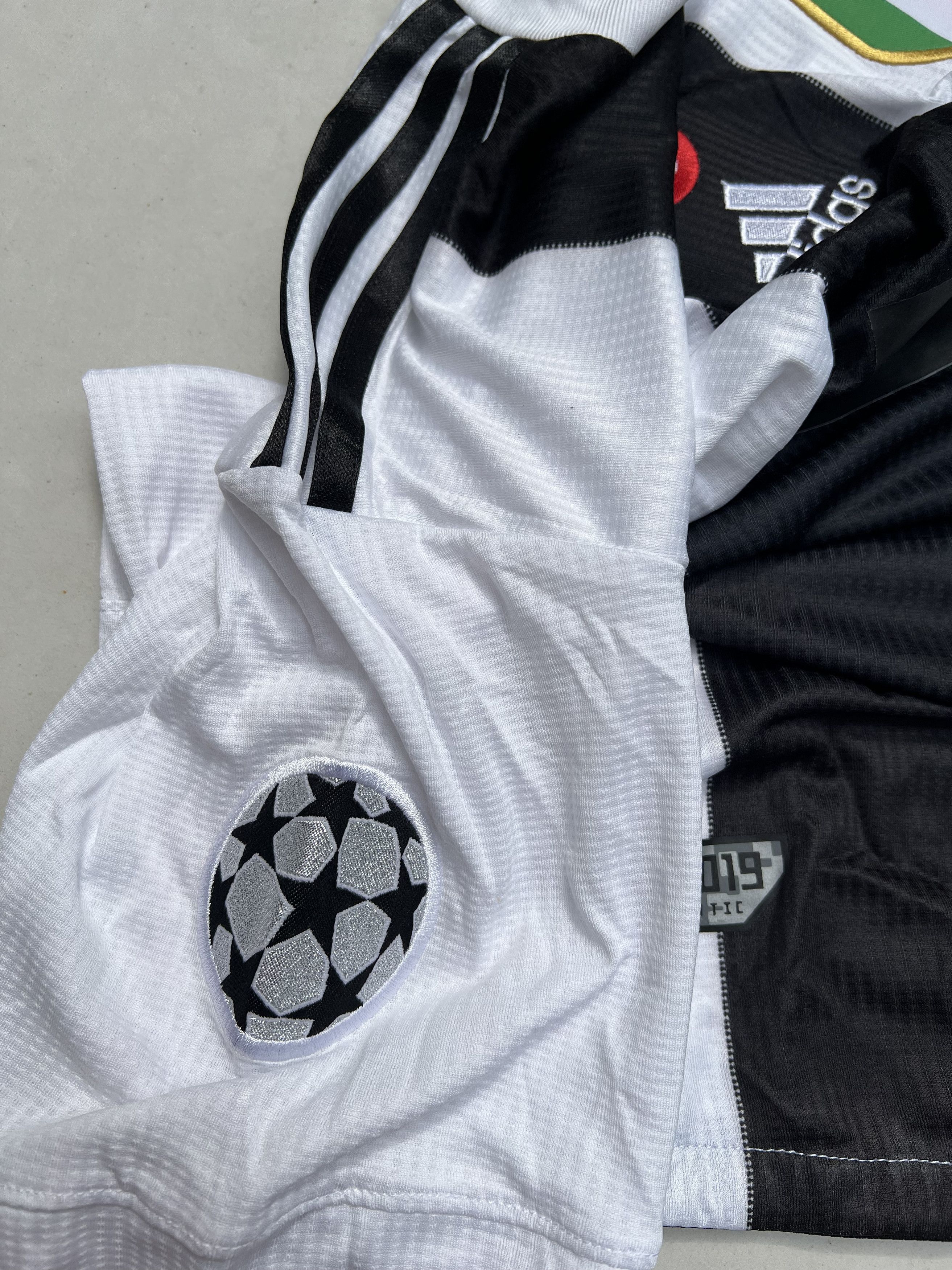 Adidas Cristiano Ronaldo Juventus Home Soccer / Football Jersey Size US M / EU 48-50 / 2 - 6 Thumbnail