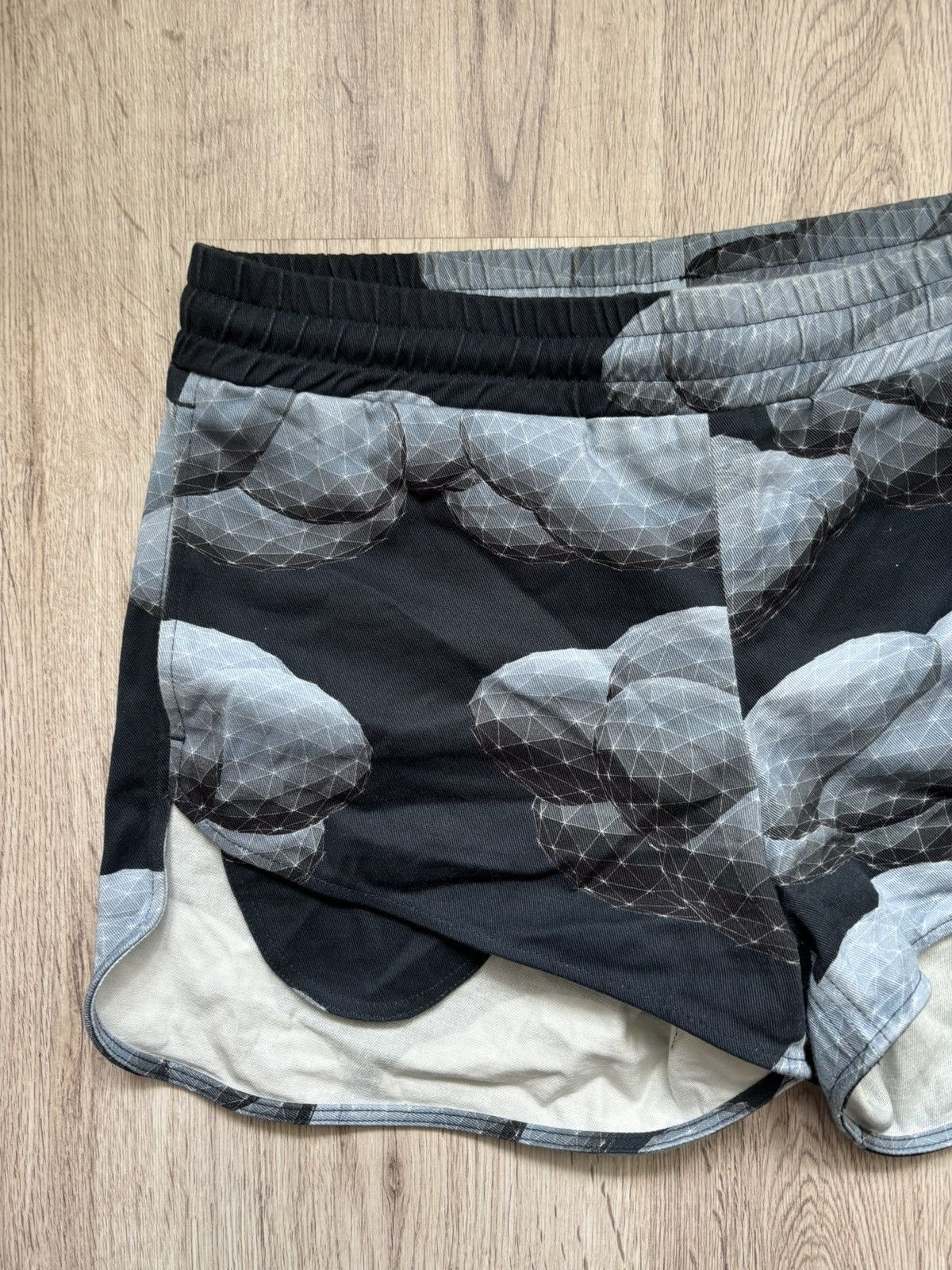 Julian Zigerli Julian Zigerli Geometric Cloud Print Running Shorts – Size S Size US 30 / EU 46 - 3 Thumbnail