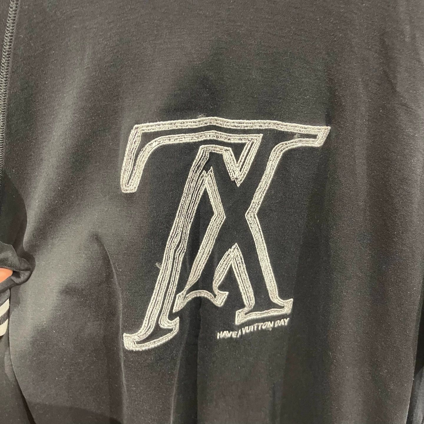 Louis Vuitton Louis Vuitton Inverted Logo Embroidered Short Tee XL Size US XL / EU 56 / 4 - 4 Thumbnail