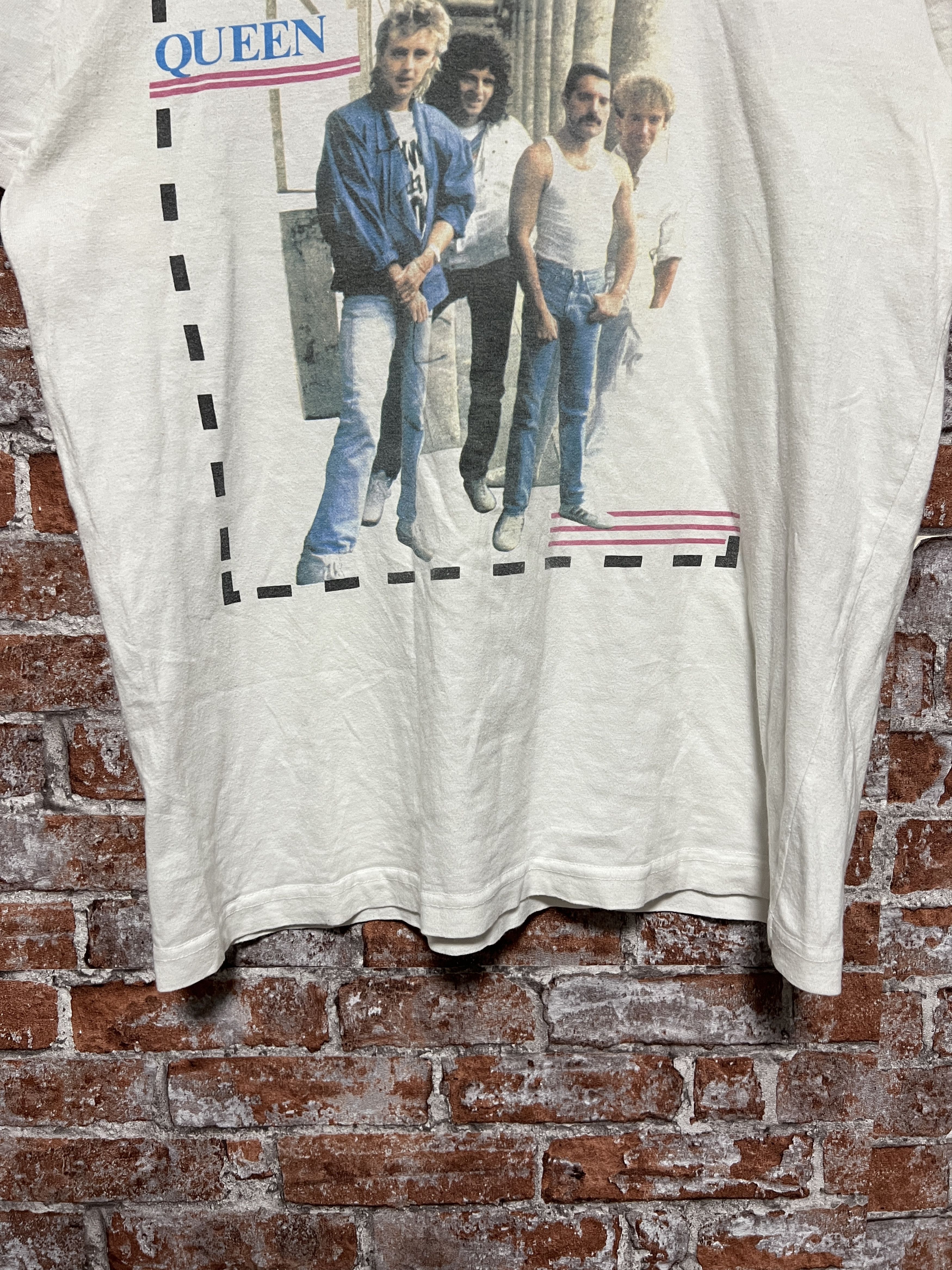 Band Tees Vintage 80s Queen Rare Rock Band T-shirt Size US L / EU 52-54 / 3 - 10 Thumbnail