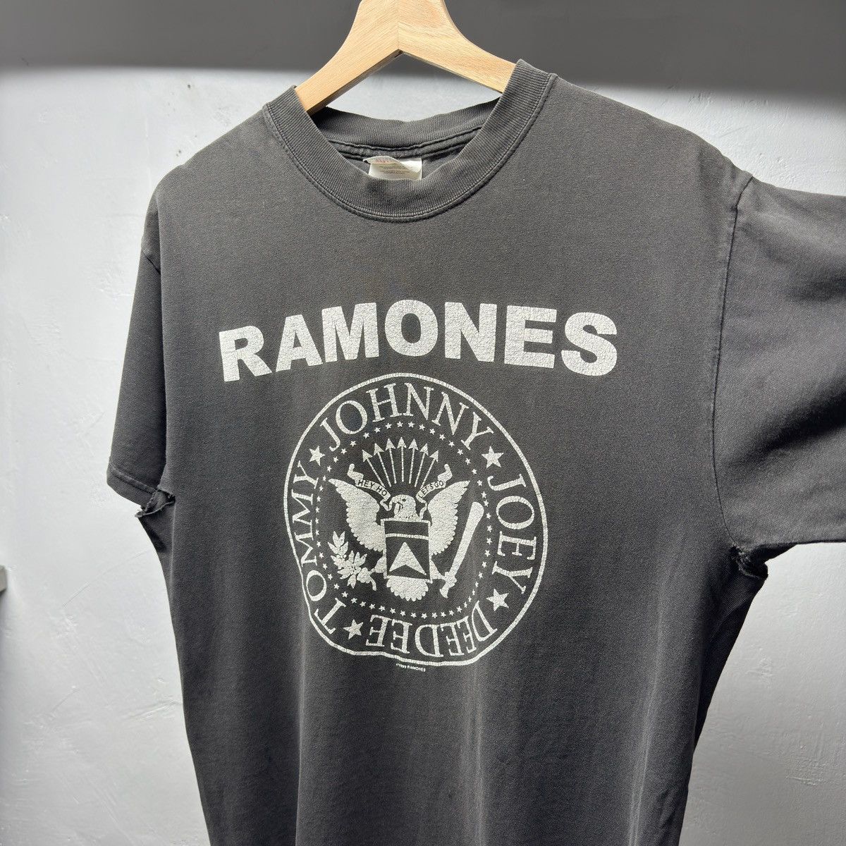 Band Tees 90s Ramones Thrashed Faded Distressed Band Shirt ERD Grunge Size US M / EU 48-50 / 2 - 2 Thumbnail