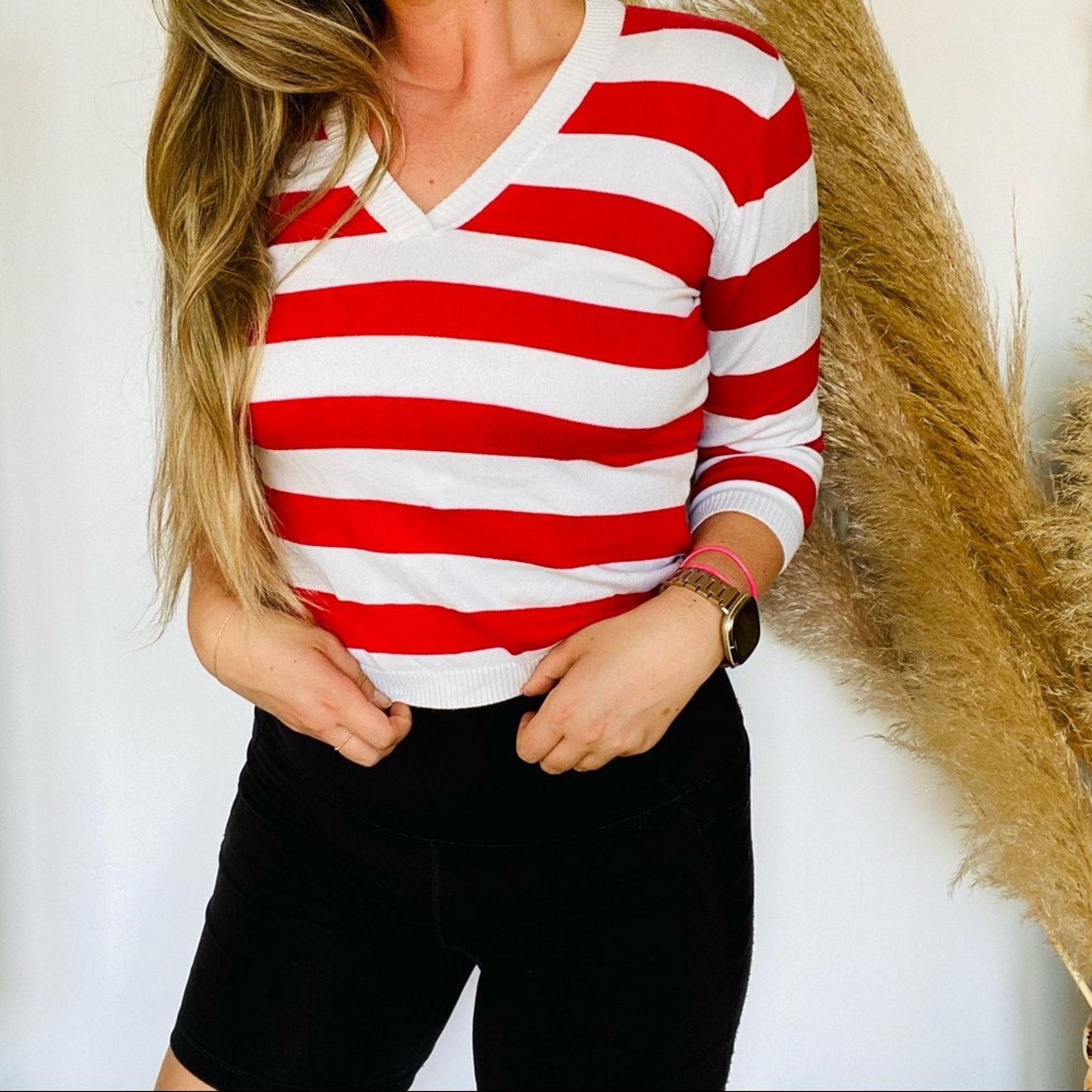 Vintage VINTAGE H&M Red White VNeck Striped Cropped Pullover Sweater Size M / US 6-8 / IT 42-44 - 1 Thumbnail