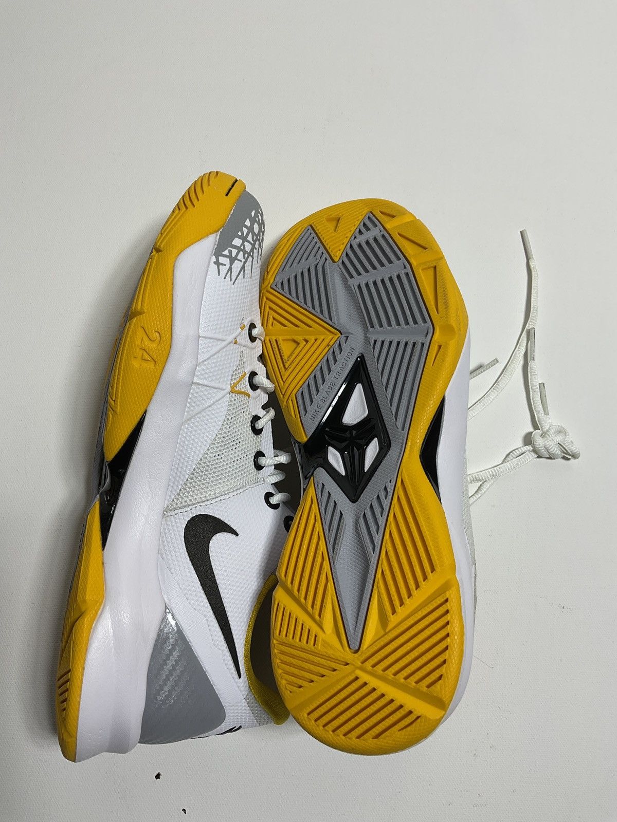 Nike Nike Zoom Kobe Venomenon 4 White University Gold (9.5) Size US 9.5 / EU 42-43 - 8 Thumbnail
