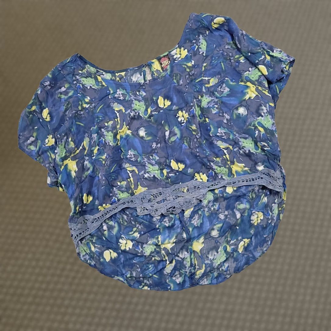 Free People Free People Shirt Large Blue Floral Cropped Peasant Top Bohemian S/S Women's Size L / US 10 / IT 46 - 1 Thumbnail