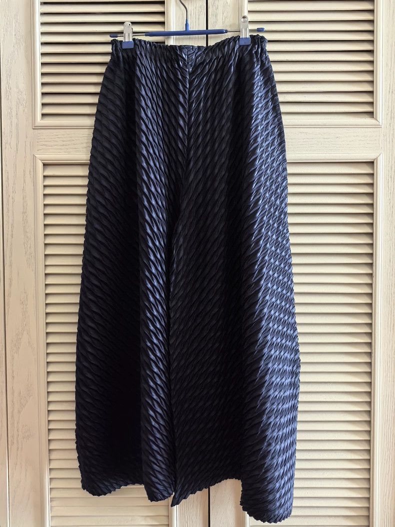 Issey Miyake Issey Miyake size:2 Dark blue fish-scale pants Size 22" - 2 Thumbnail