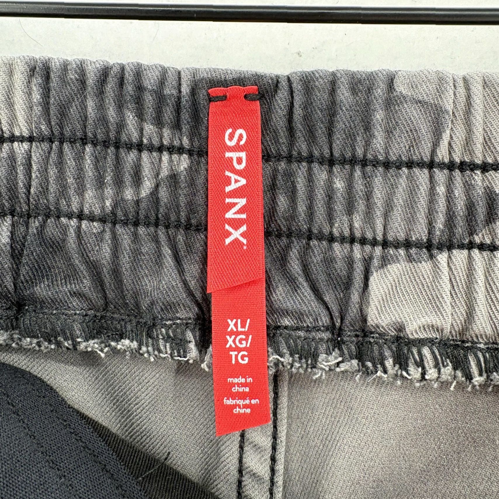 Spanx Spanx Pants Womens XL Gray Camo Stretch Twill Cargo Jogger Pockets Comfort Gym - Jogger Pants - Gray Camouflage Cargo Pants Women XL Spanx Size 40" / US 18 - 4 Thumbnail