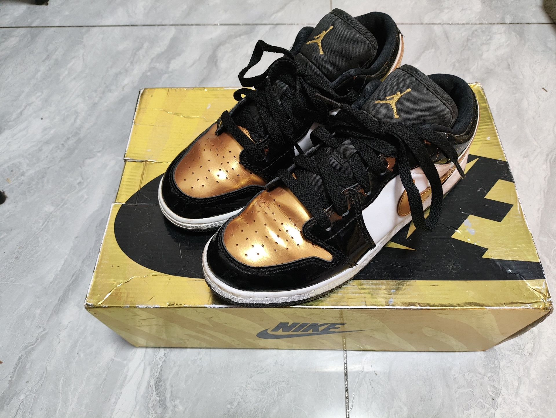 Jordan Brand Jordan Brand Black Lowtop Sneakers 5.5 Men Size US 5.5 / EU 38 - 1 Thumbnail