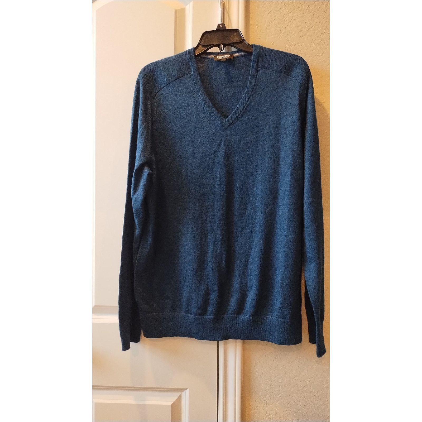 Express Express Solid Merino Wool V-neck Men sweater Casual Large Size US L / EU 52-54 / 3 - 2 Thumbnail