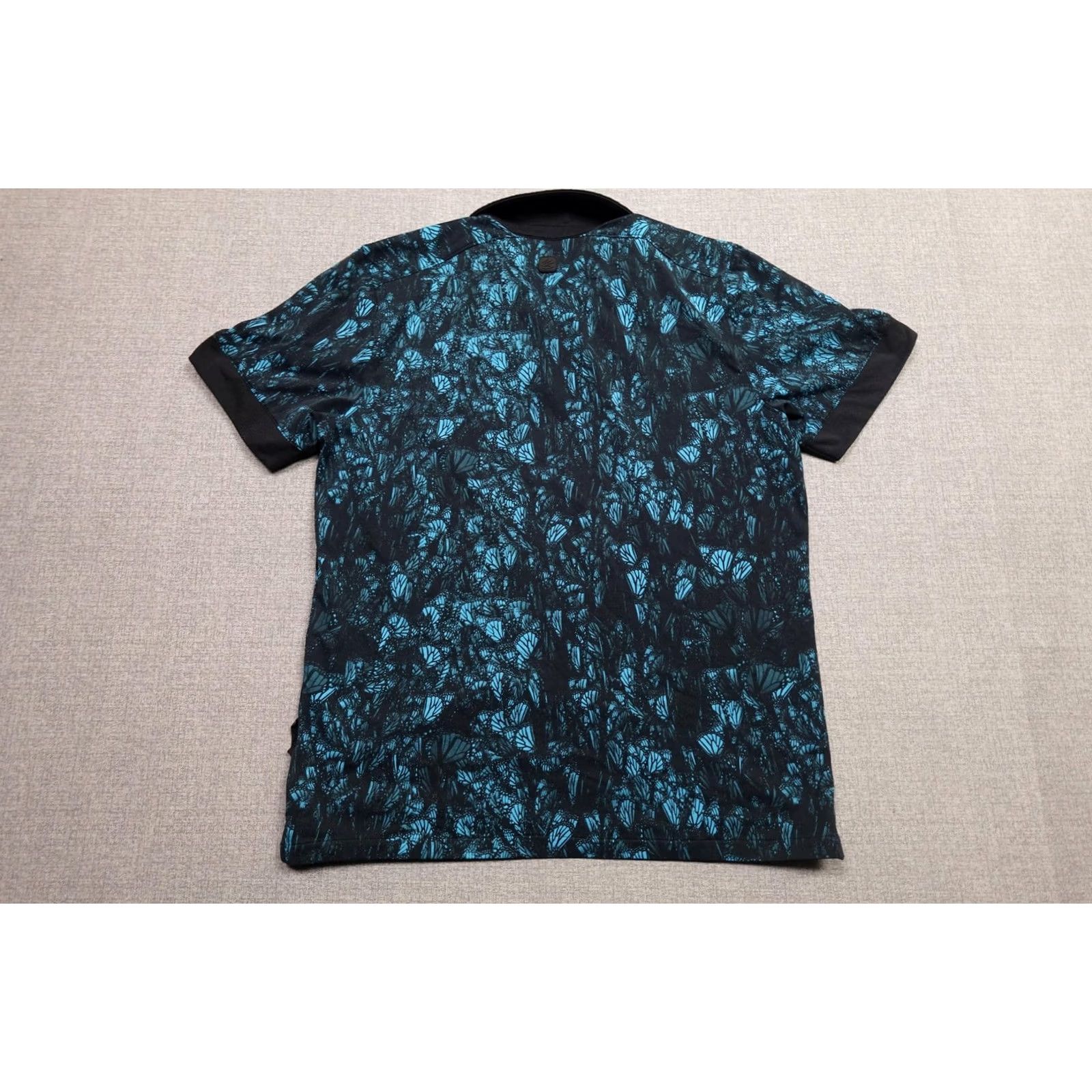 Under Armour Under Armour Polo Mens Large Blue Butterfly Print Golf Performance Lightweight Polo Shirt Size US L / EU 52-54 / 3 - 3 Thumbnail