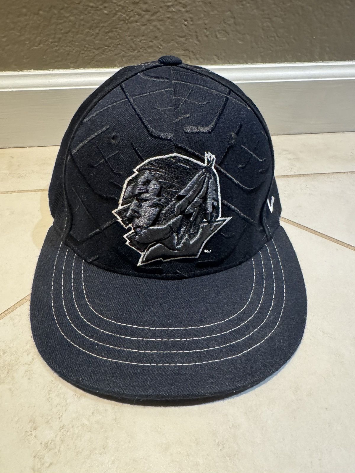 NCAA North Dakota UND Vintage Soux Hat Black Kids M/L Fitted Hat Size ONE SIZE - 1 Thumbnail