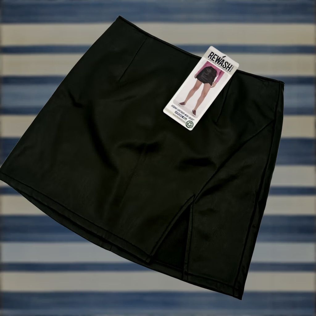 Vintage VINTAGE Rewash Black Mini Skirt Womens S Slit Faux Leather Zip Modern, Edgy, Casual, Party/Cocktail Women Size 28" / US 6 / IT 42 - 1 Thumbnail
