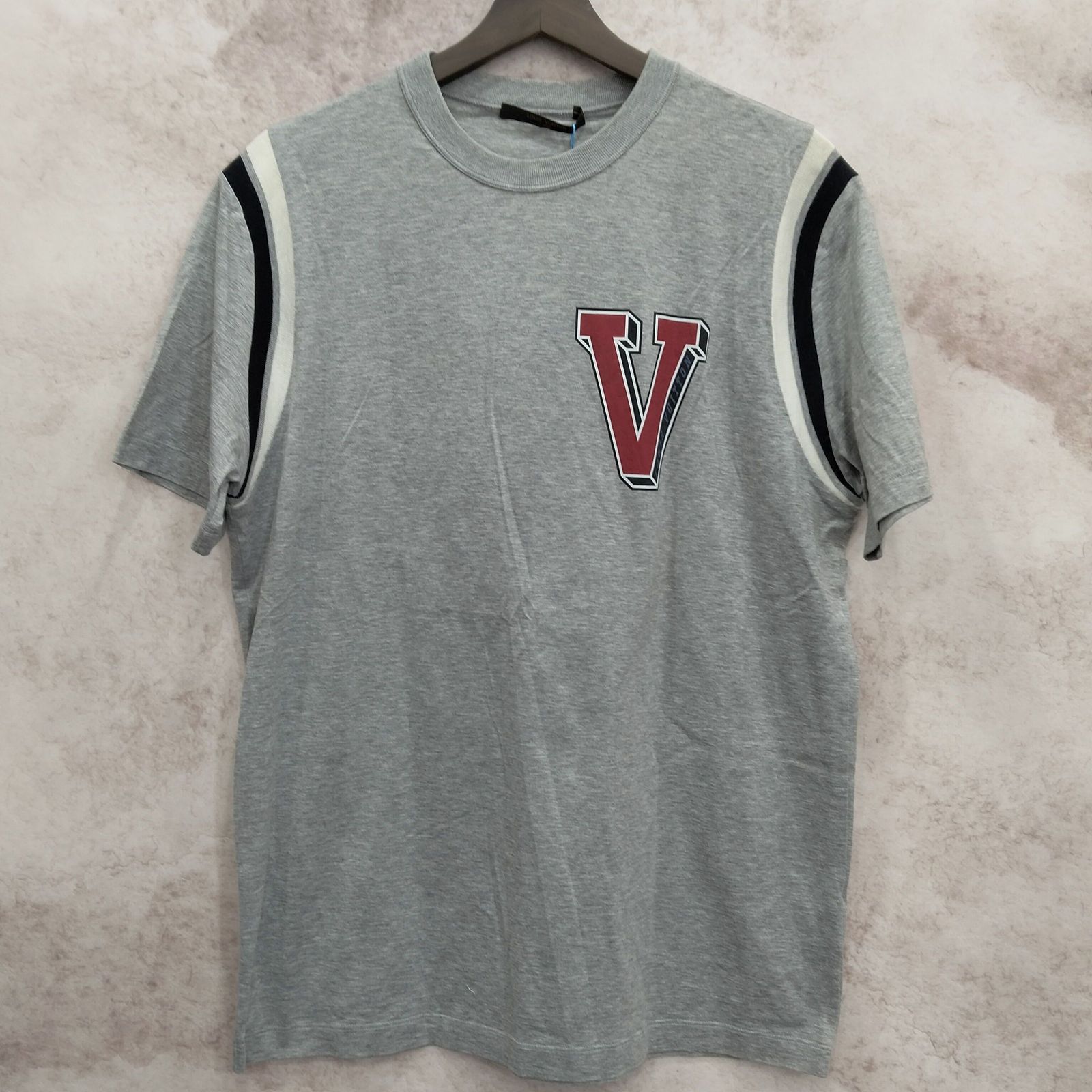 Louis Vuitton Louis Vuitton V Logo T-Shirt Gray M Size US M / EU 48-50 / 2 - 1 Thumbnail