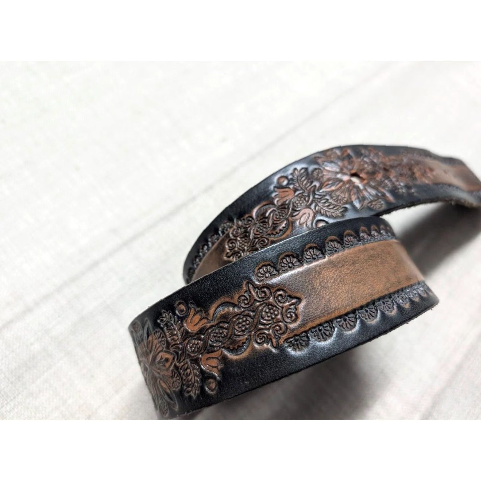 Vintage VINTAGE western belt Geometric brown leather 28 Mens Buckle Tooled Cowhide 1-3/4" width 1970s Size 28 - 2 Thumbnail