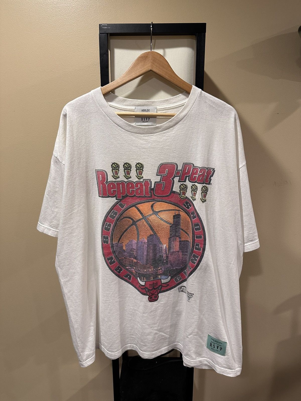 NBA × Rsvp Gallery × Vintage RSVP Gallery x Vintage Chicago Bulls 1998 Repeat 3-Peat Tee Size US XXL / EU 58 / 5 - 1 Thumbnail