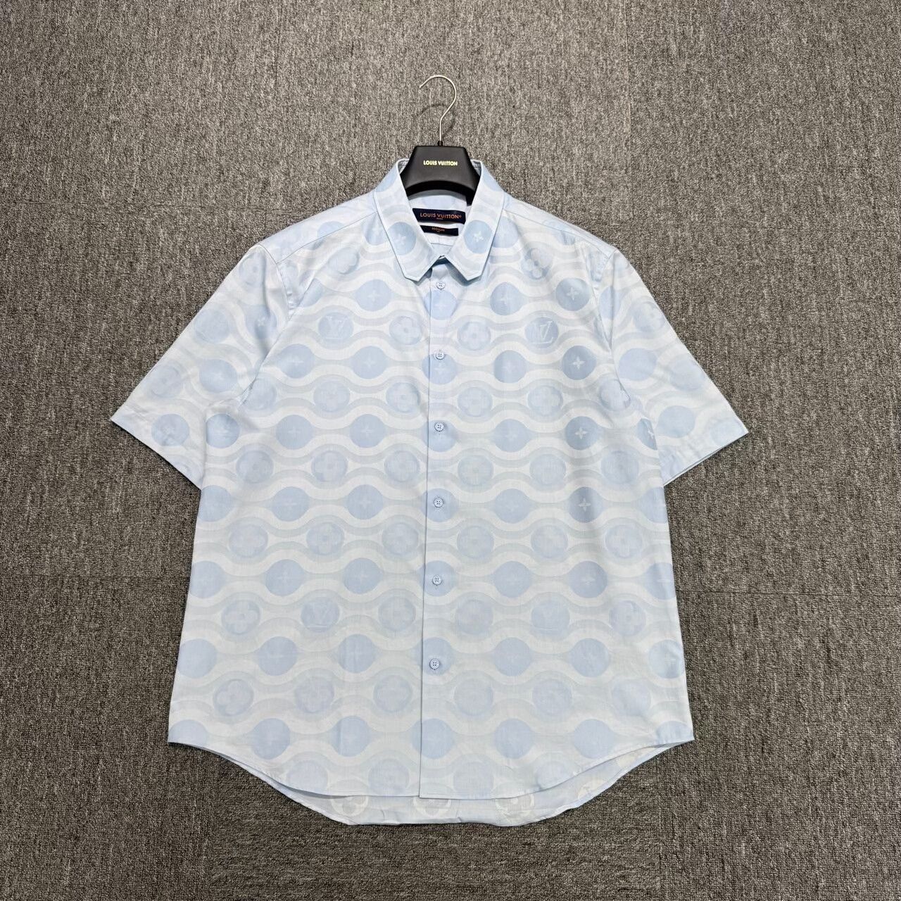 Louis Vuitton louis vuitton monogram print button-up shirt. Size US L / EU 52-54 / 3 - 1 Thumbnail
