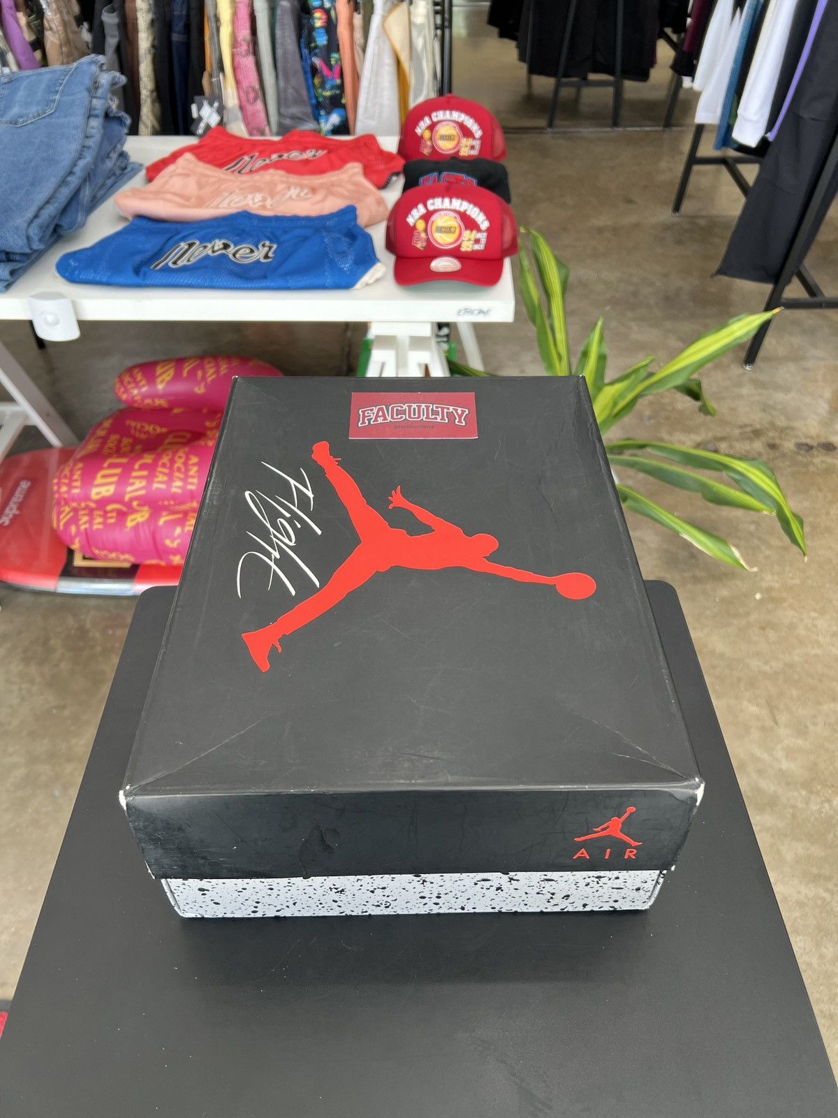 Jordan Brand Air Jordan 4 Bred Sz. 12 (2019) Size US 12 / EU 45 - 14 Thumbnail