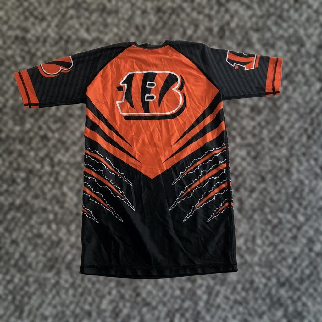 Vintage One Legend MENS Rash Guard Short Sleeve Shirt Sports Black Orange Graphic Rashguard Surfing Swimming S Mens Size US 29 - 1 Thumbnail